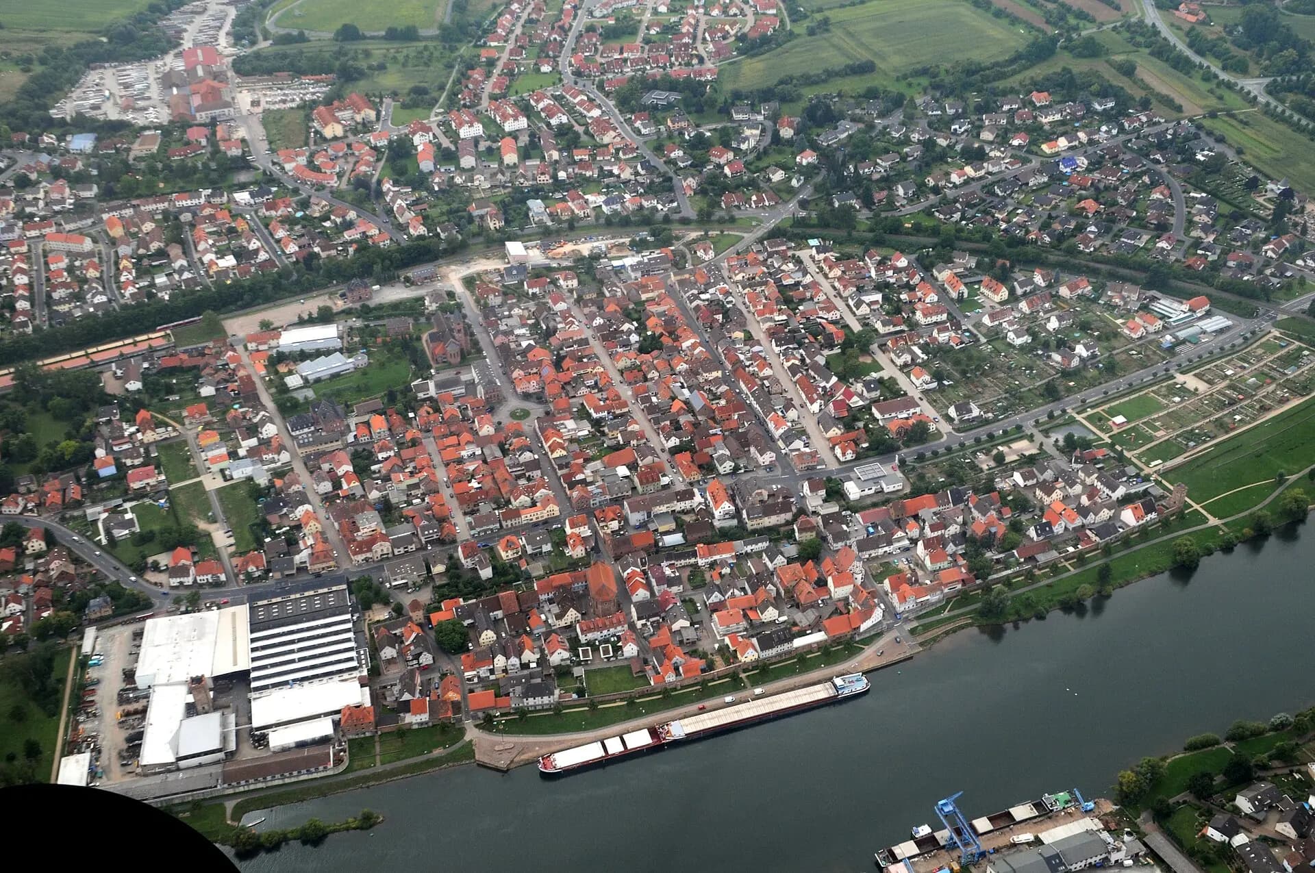 Luftbild der Stadt am Mainufer in Wörth am Main