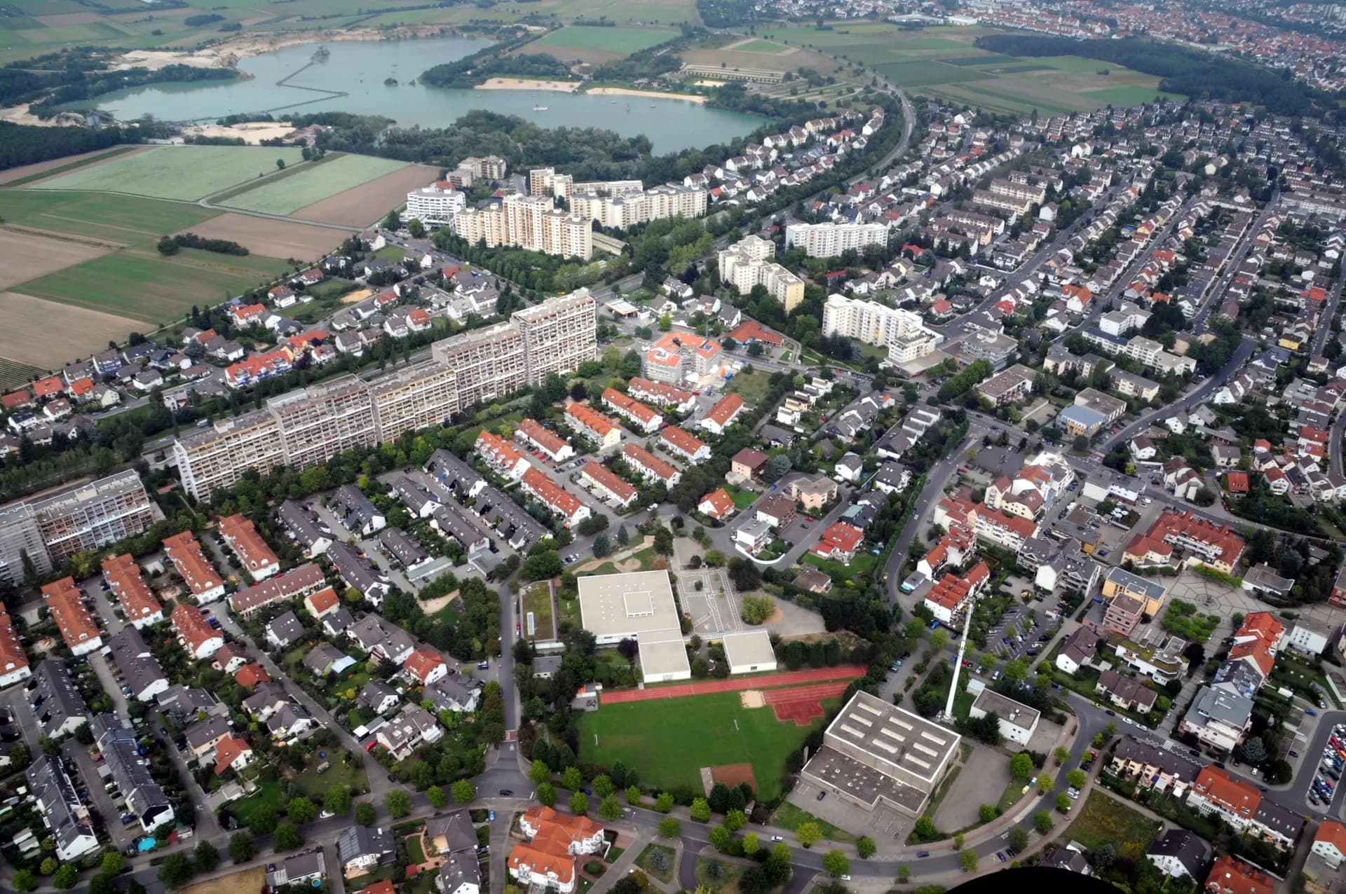 Luftbild von Rodgau-Nieder-Roden mit Sportanlagen