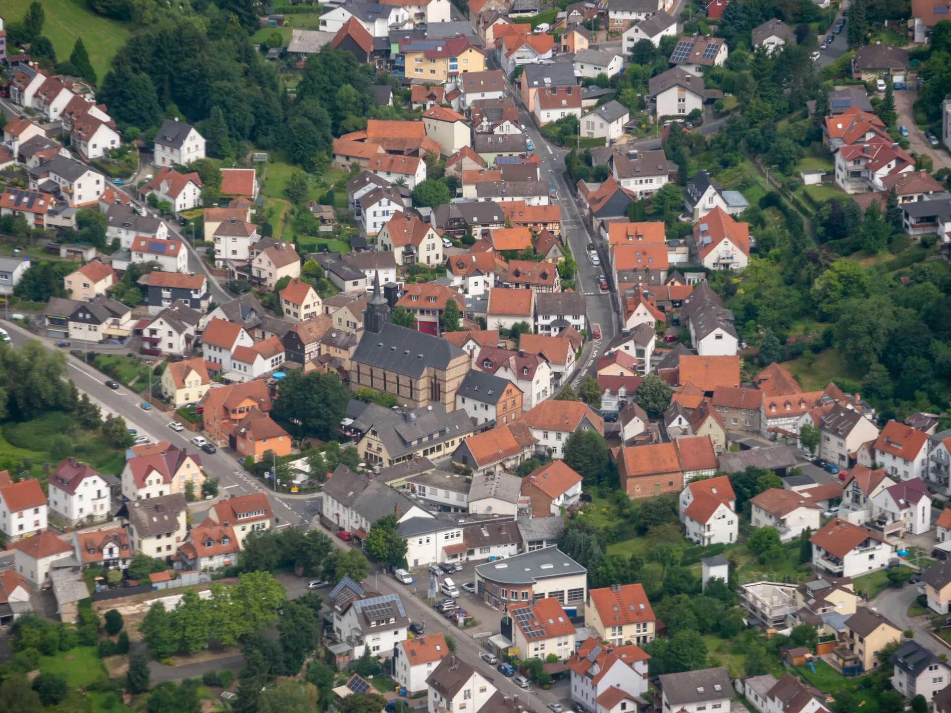 Luftbild von Niederjosbach mit der Kirche St. Michael