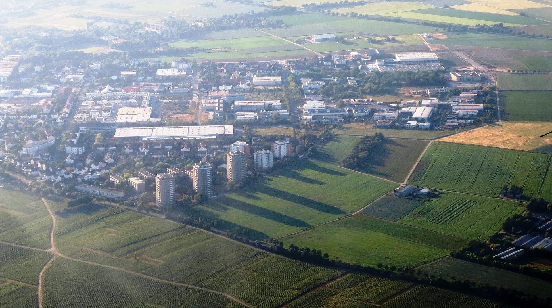 Luftbild über Ortslage und Felder von Hochheim am Main