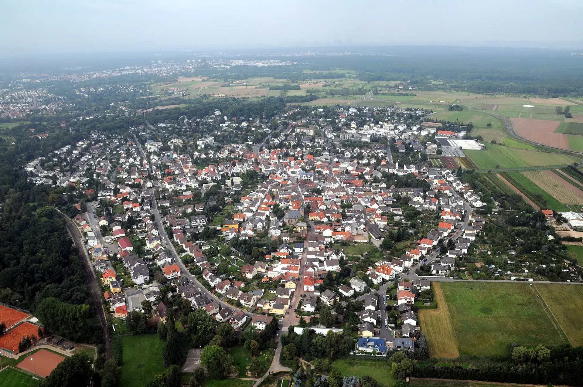 Luftbild mit Ortsrand und Feldflur von Dreieich-Götzenhain