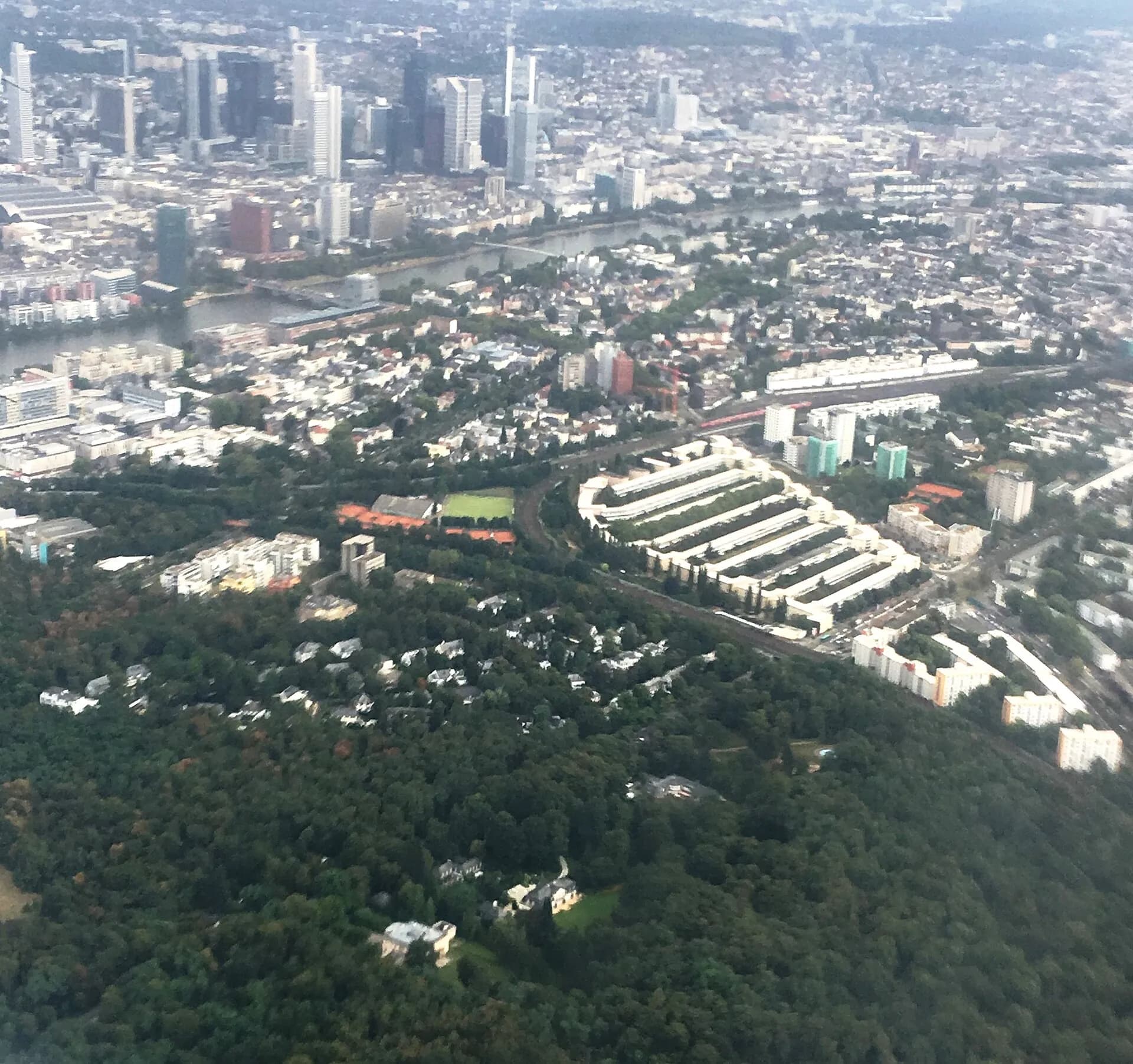 Luftbild von Sachsenhausen-Nord mit der Frankfurter Skyline