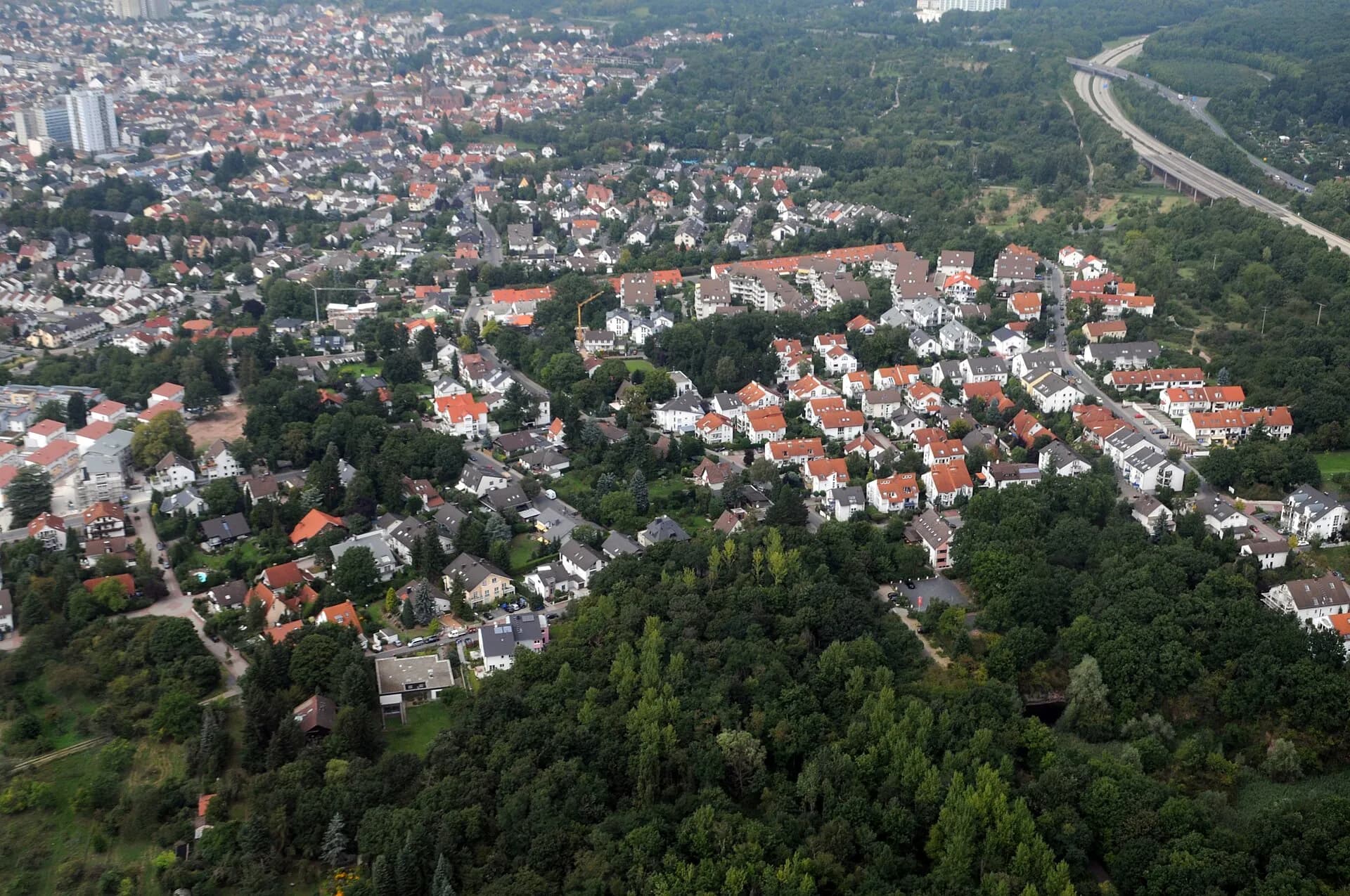 Luftbild von Langen mit Wohnbebauung und Stadtwald