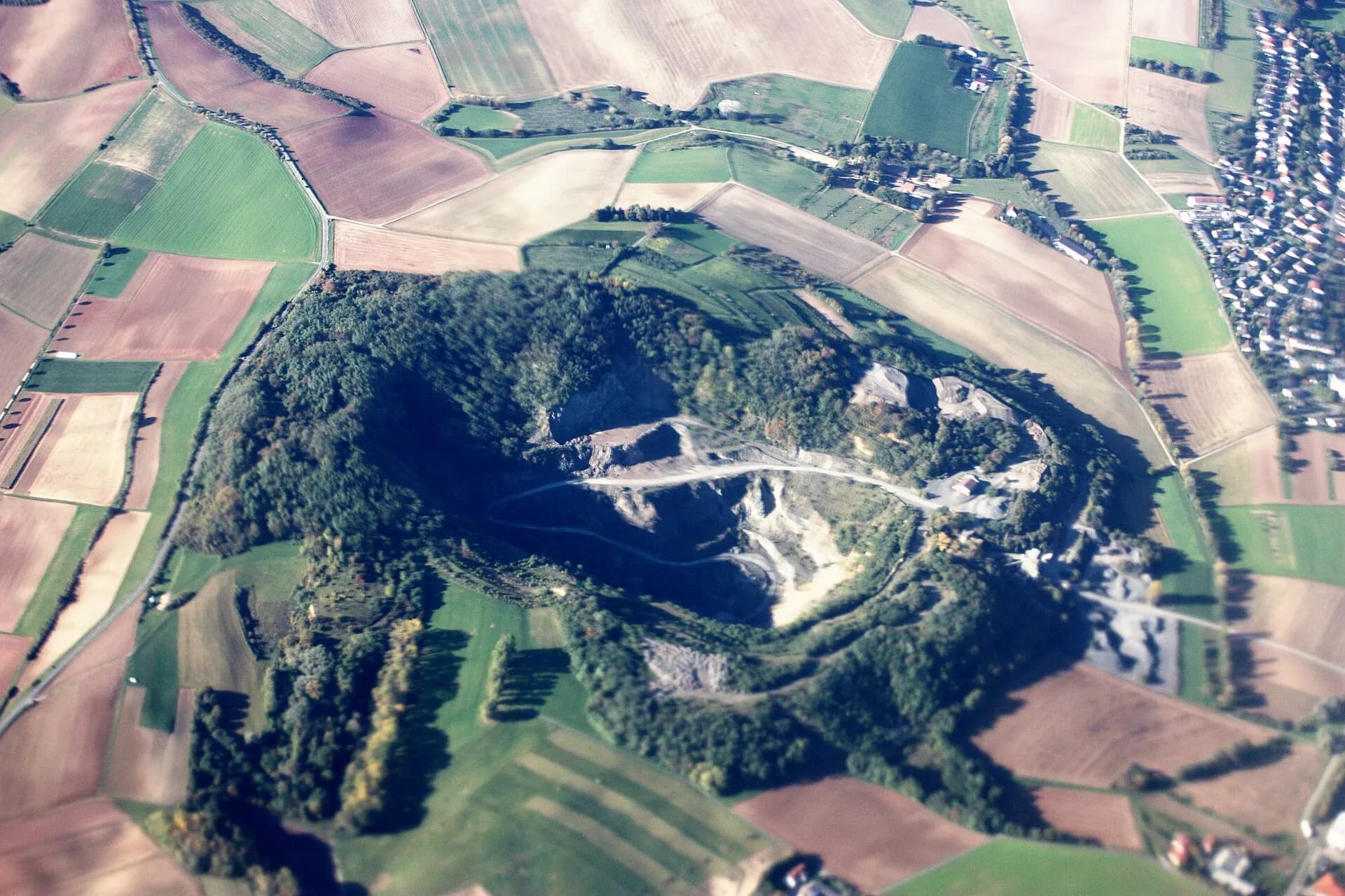 Luftbild vom Steinbruch am Roßberg bei Roßdorf