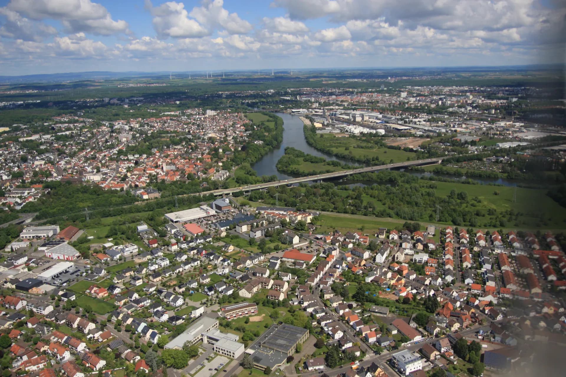 Luftbild von Hanau-Steinheim und Klein-Auheim mit Mainbrücke