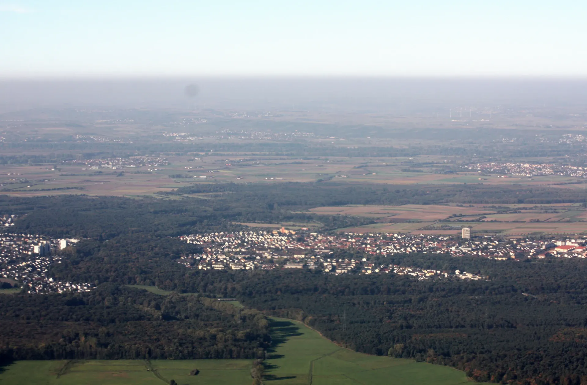 Luftbild von Rüsselsheim-Königstädten am Waldrand