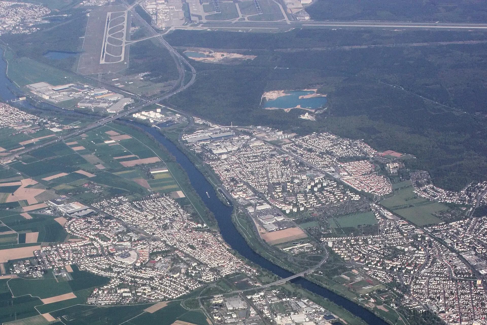Luftbild von Raunheim mit Waldsee und Main