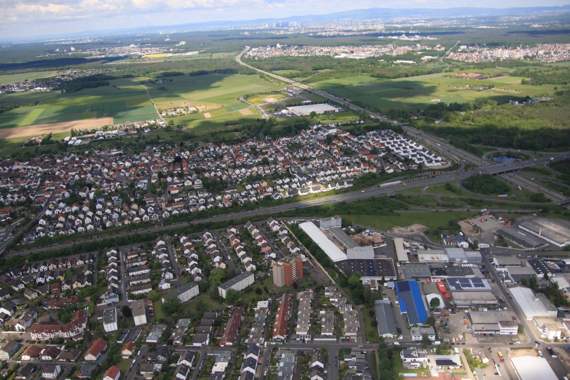 Luftbild von Rodgau-Weiskirchen mit Autobahn A3 und Bundesstraße 45