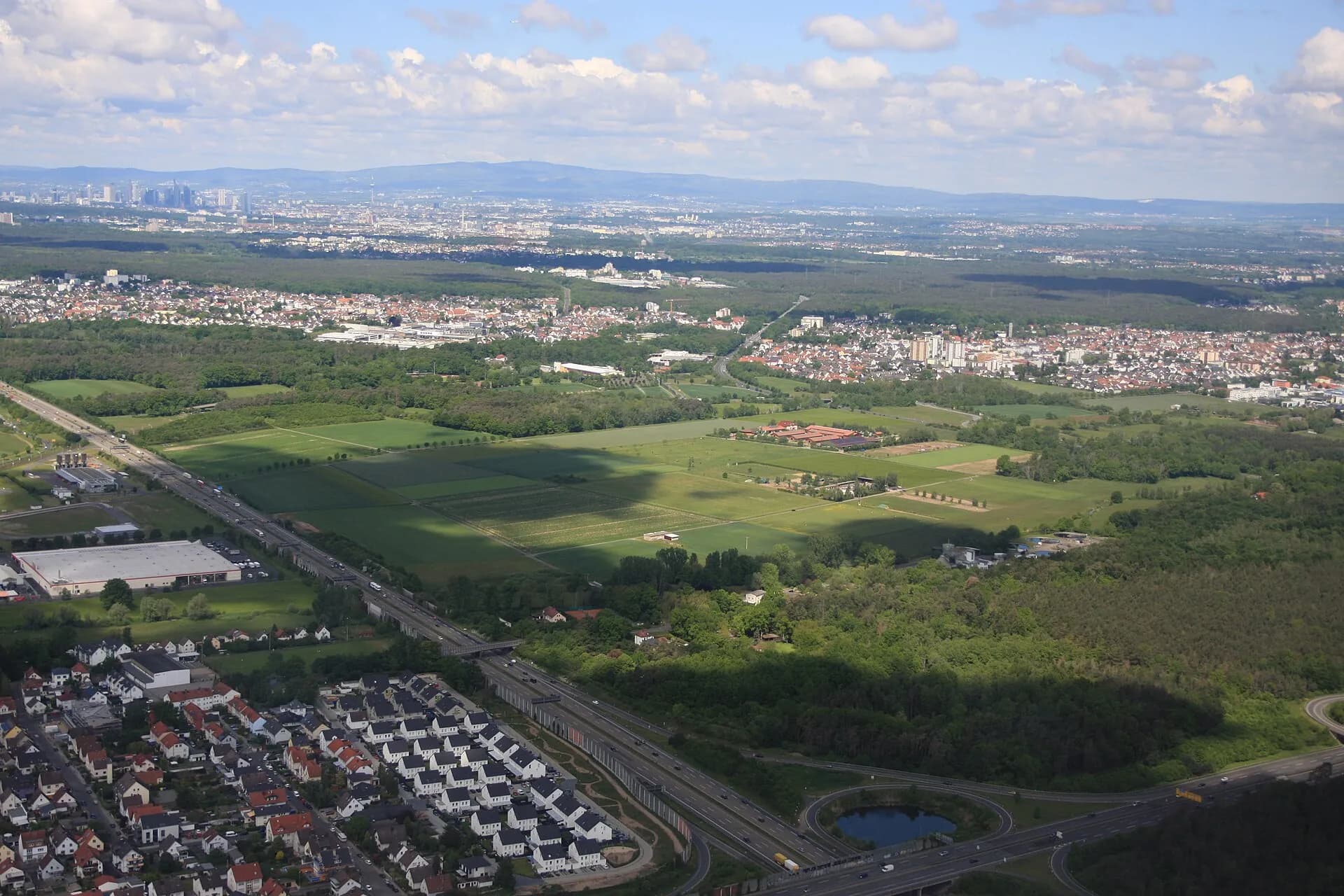Luftbild von Rodgau-Weiskirchen mit Blick nach Obertshausen