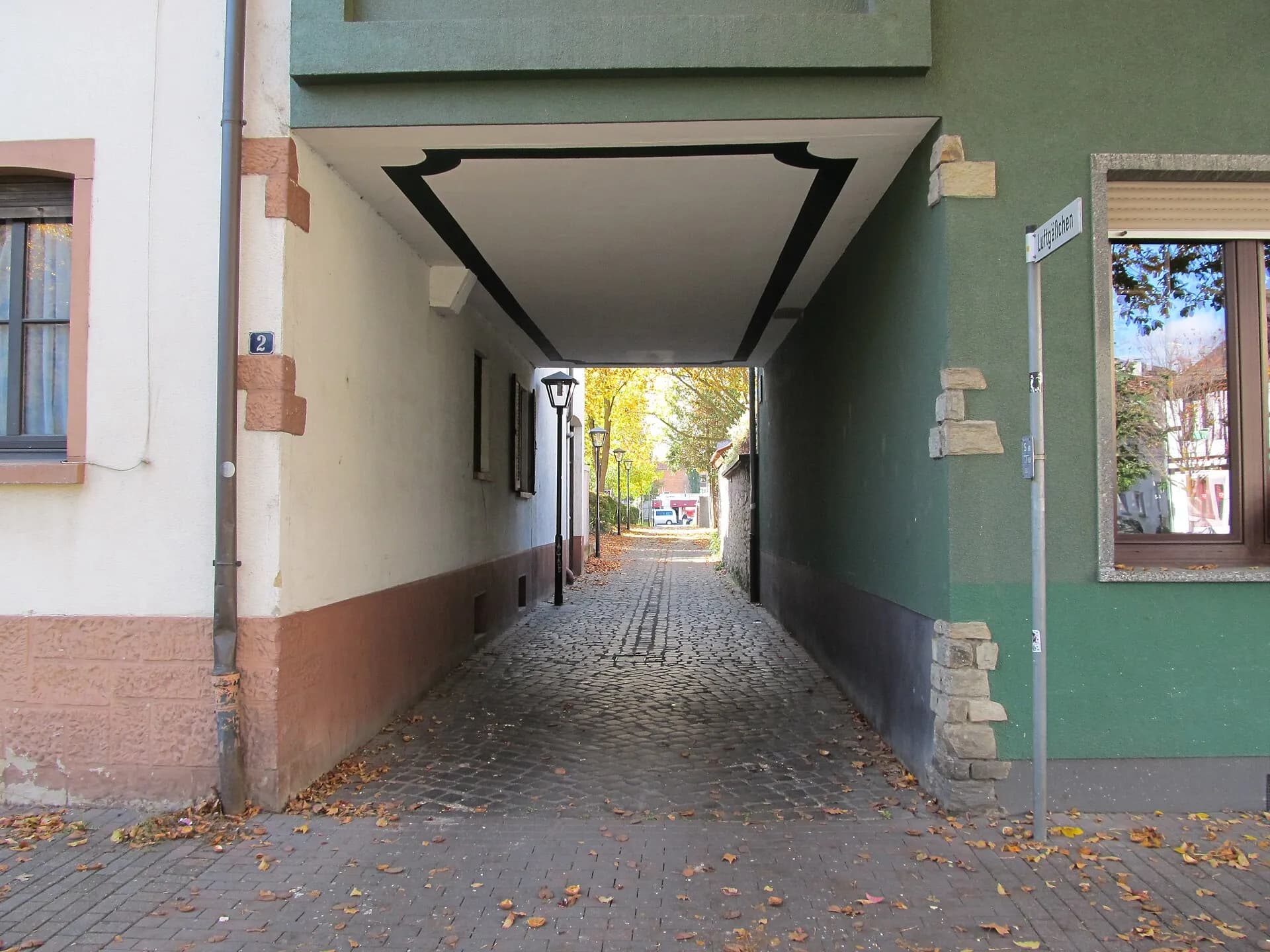 Luftgäßchen mit Tordurchfahrt in Neu-Isenburg