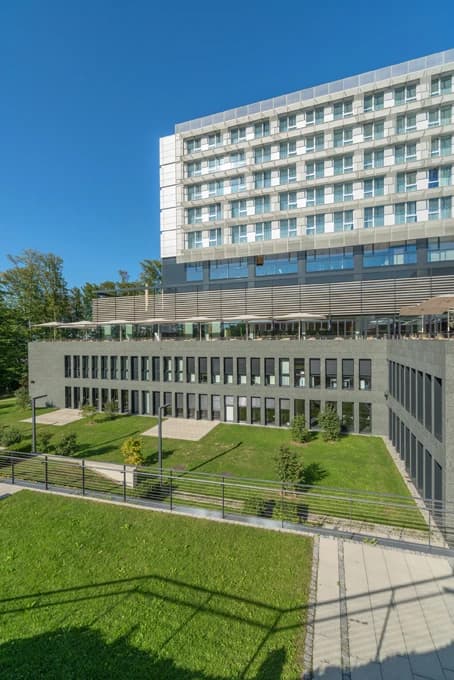 Außenanlage des Lufthansa Tagungshotels in Seeheim-Jugenheim