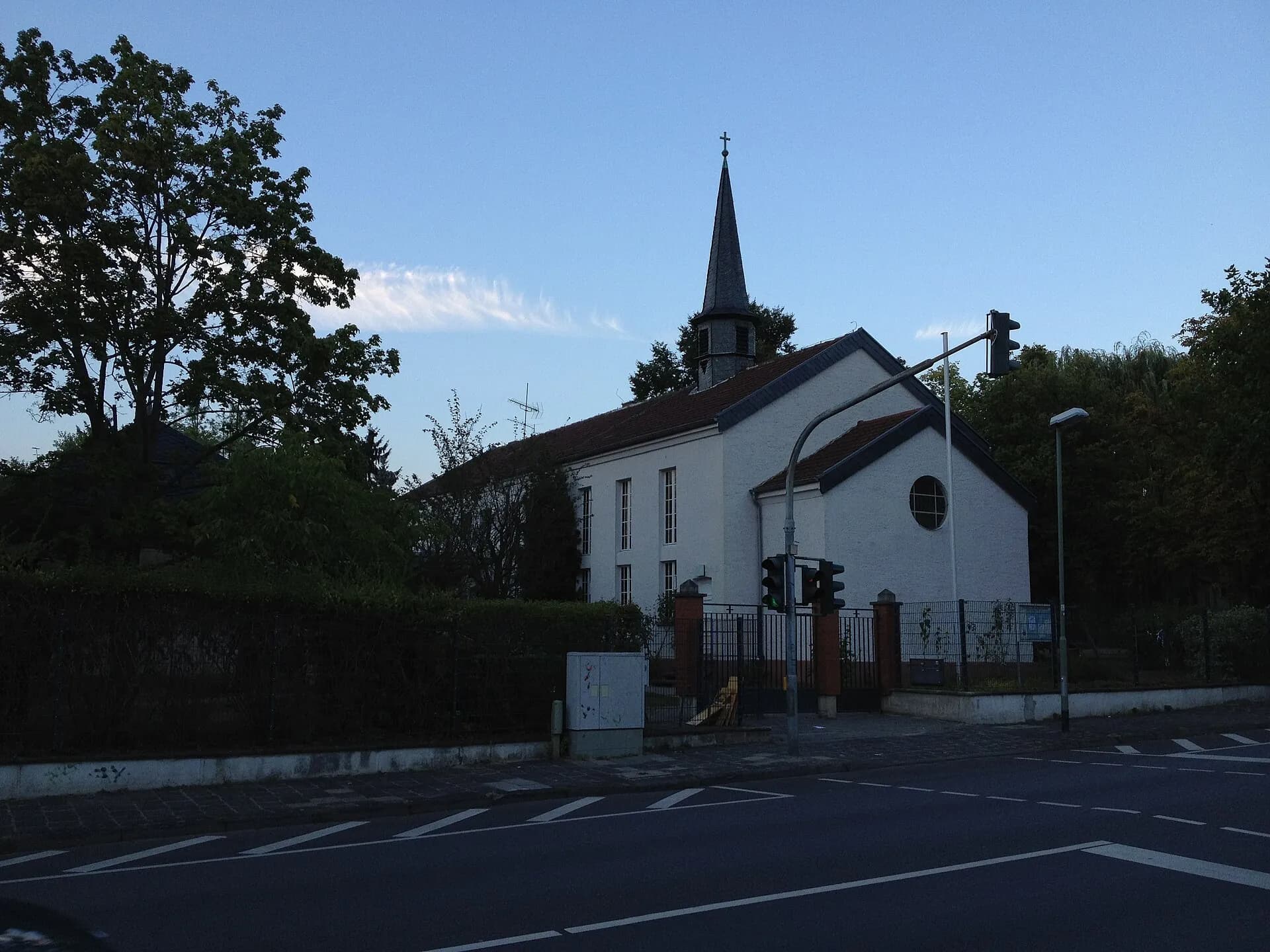 Lukaskirche in Offenbach-Tempelsee von der Straße aus