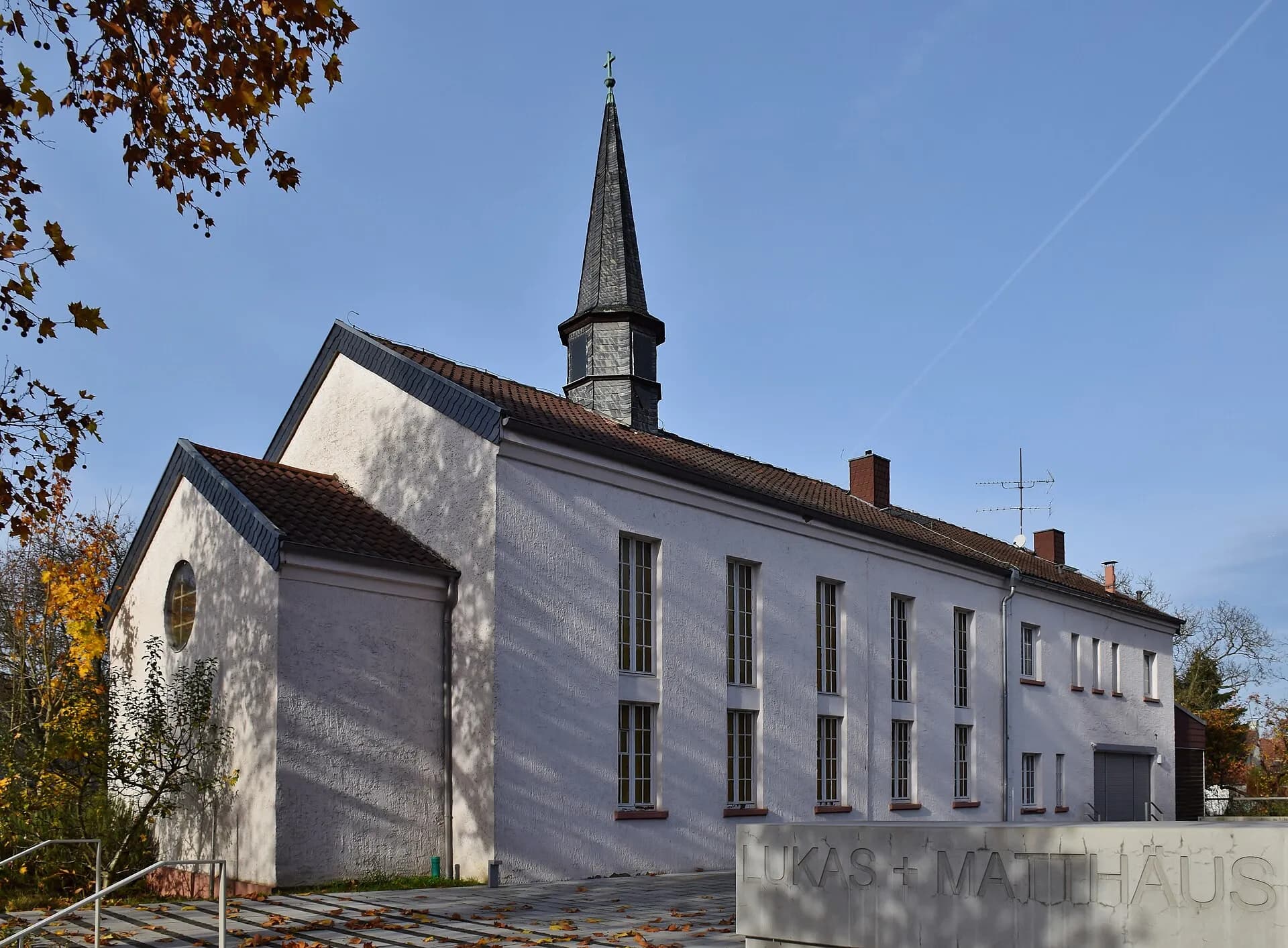 Evangelische Lukaskirche in Offenbach-Tempelsee von Südosten