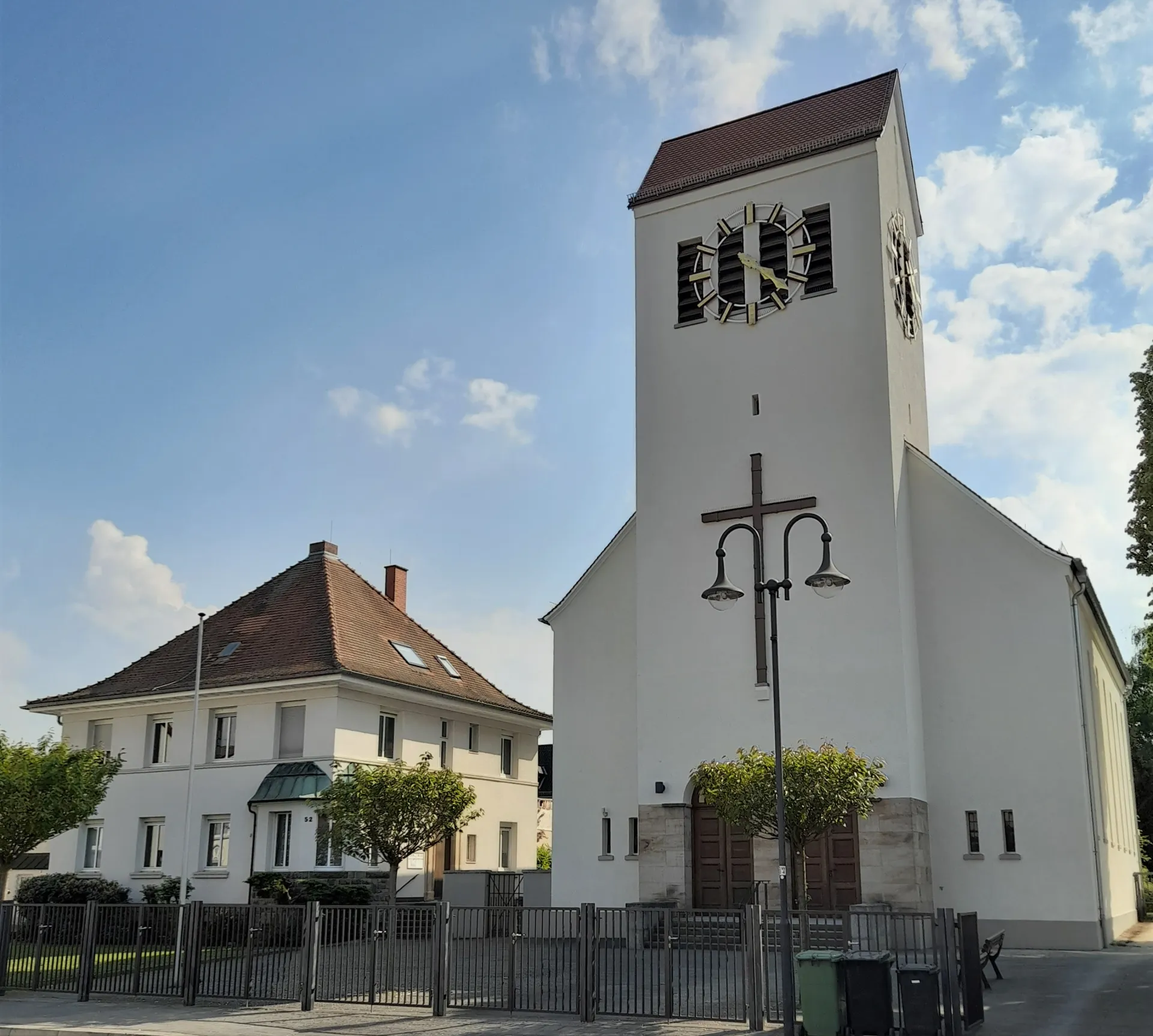 Evangelische Lutherkirche mit Pfarrhaus in Offenbach-Bieber