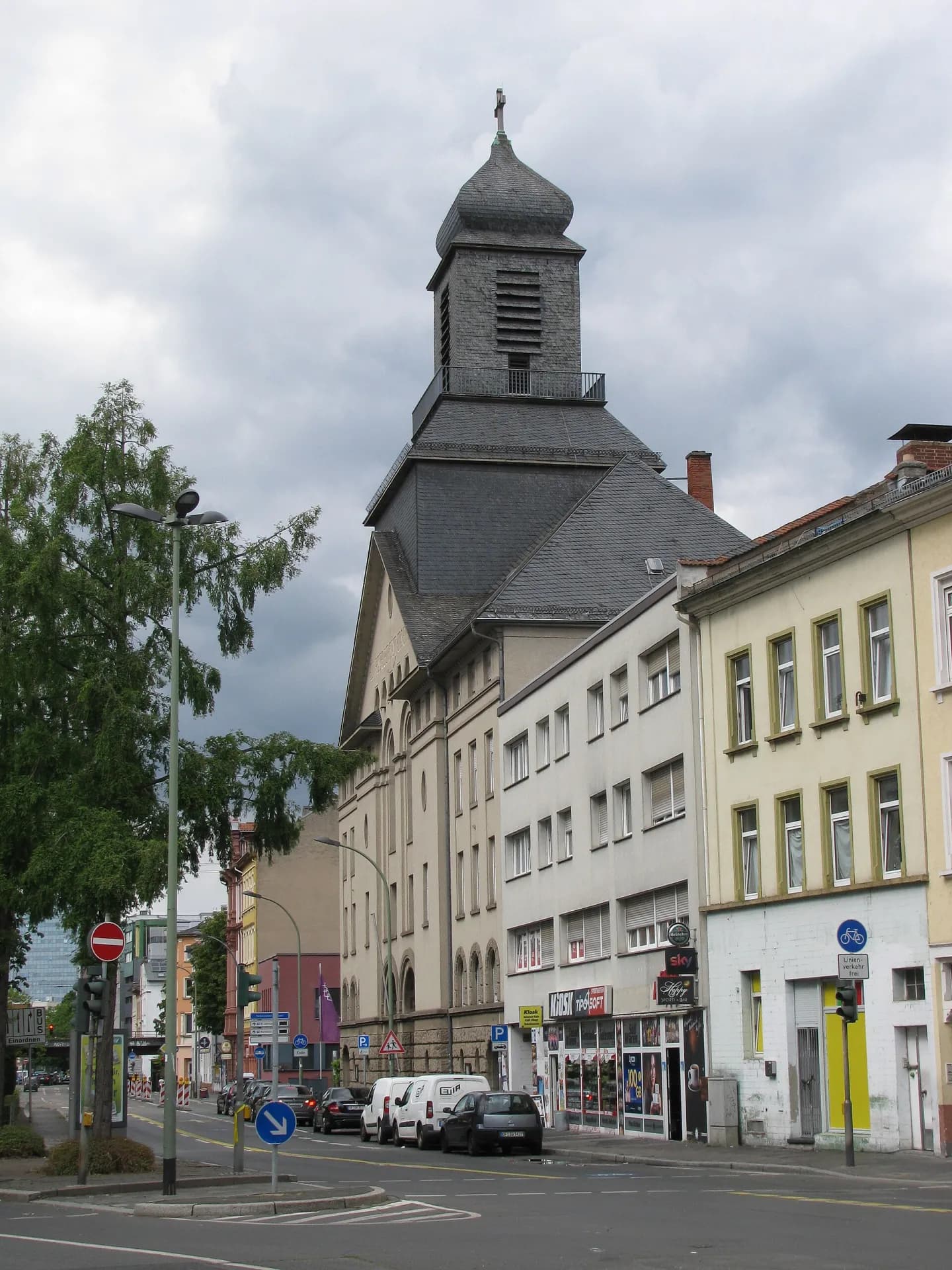 Lutherkirche über dem Straßenzug der Waldstraße in Offenbach-Lindenfeld