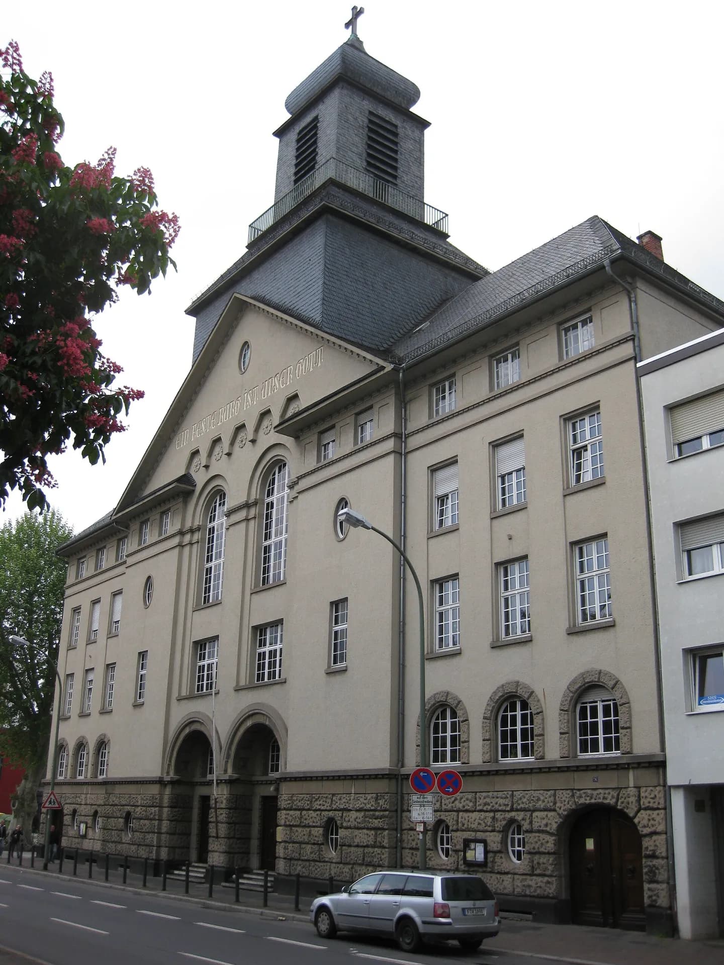 Lutherkirche an der Waldstraße in Offenbach-Lindenfeld