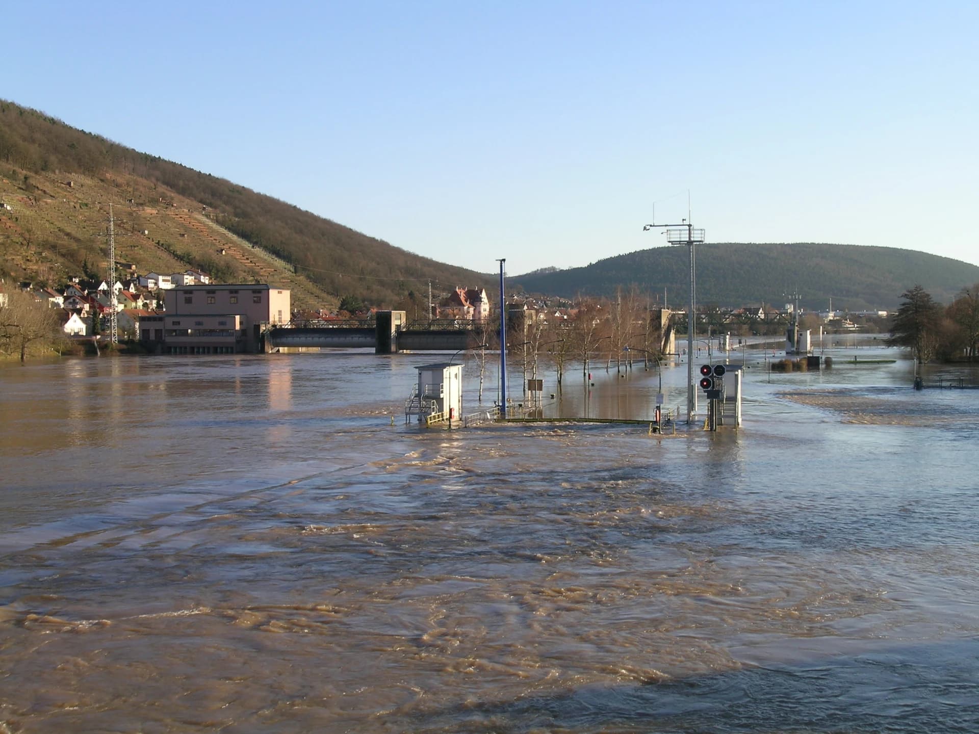 Main bei Hochwasser an der Schleuse in Klingenberg am Main