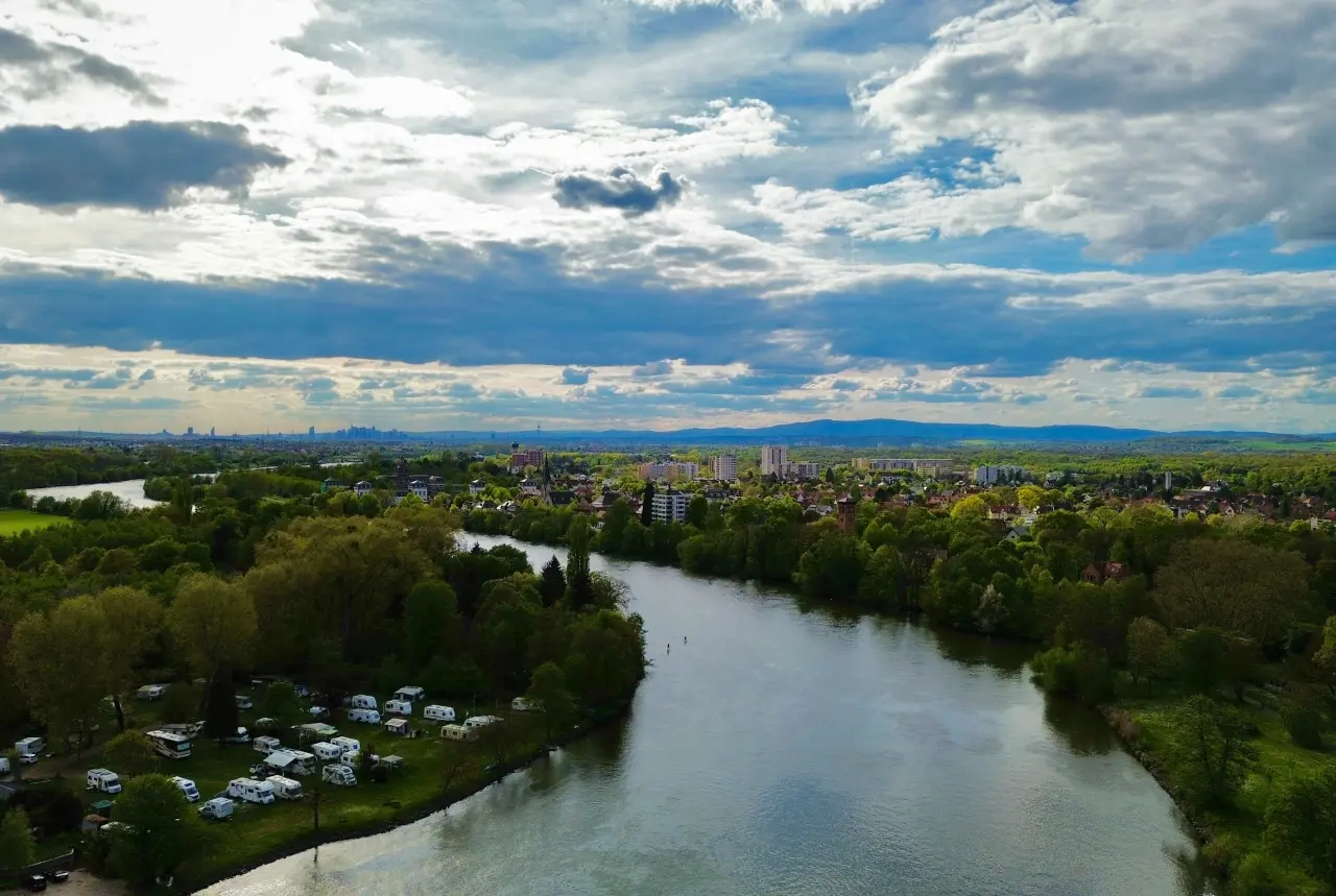 Luftaufnahme des Mains bei Hanau mit Campingplatz und Frankfurter Skyline am Horizont