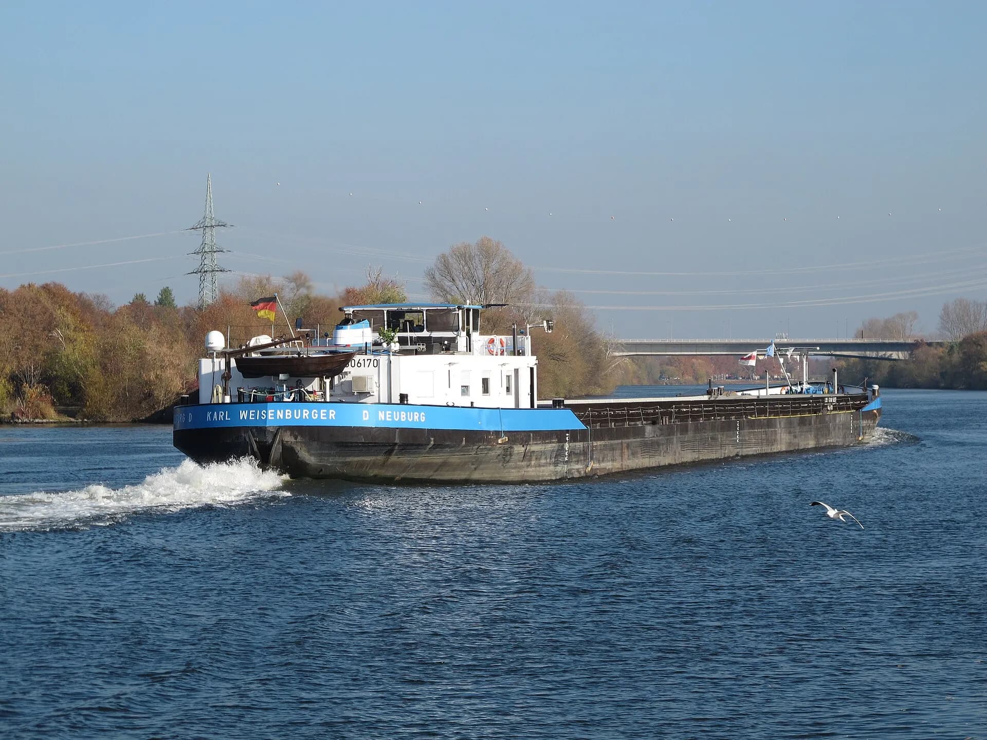 Frachtschiff auf dem Main bei Rüsselsheim