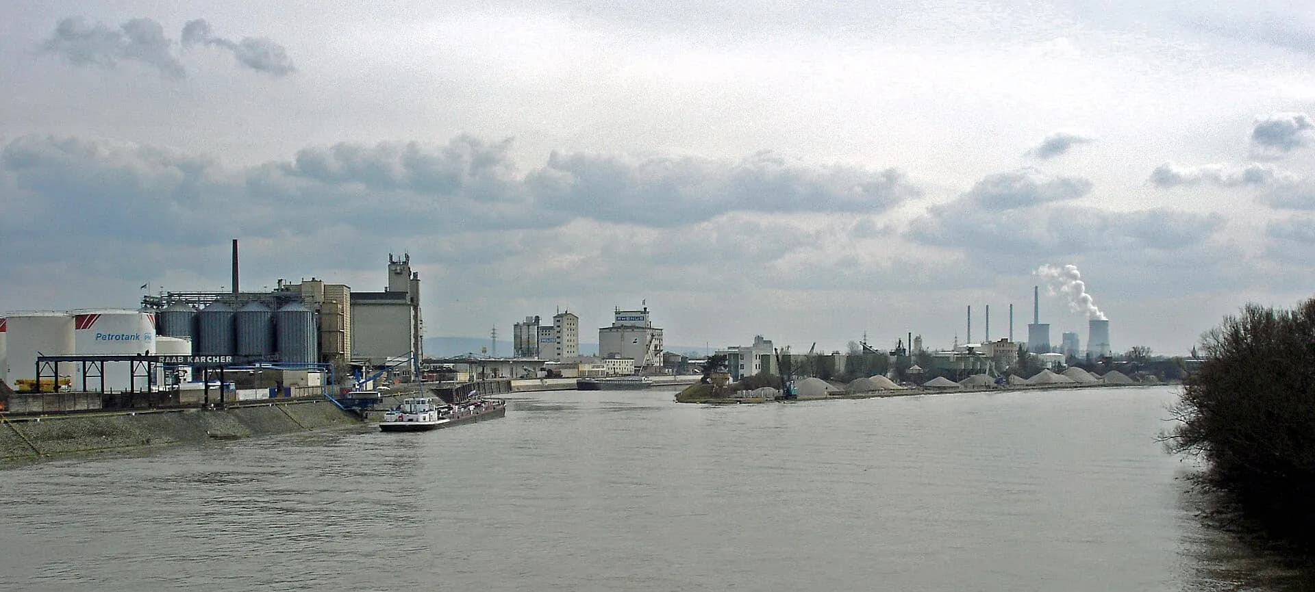 Main mit der Industriekulisse des Hafens in Hanau