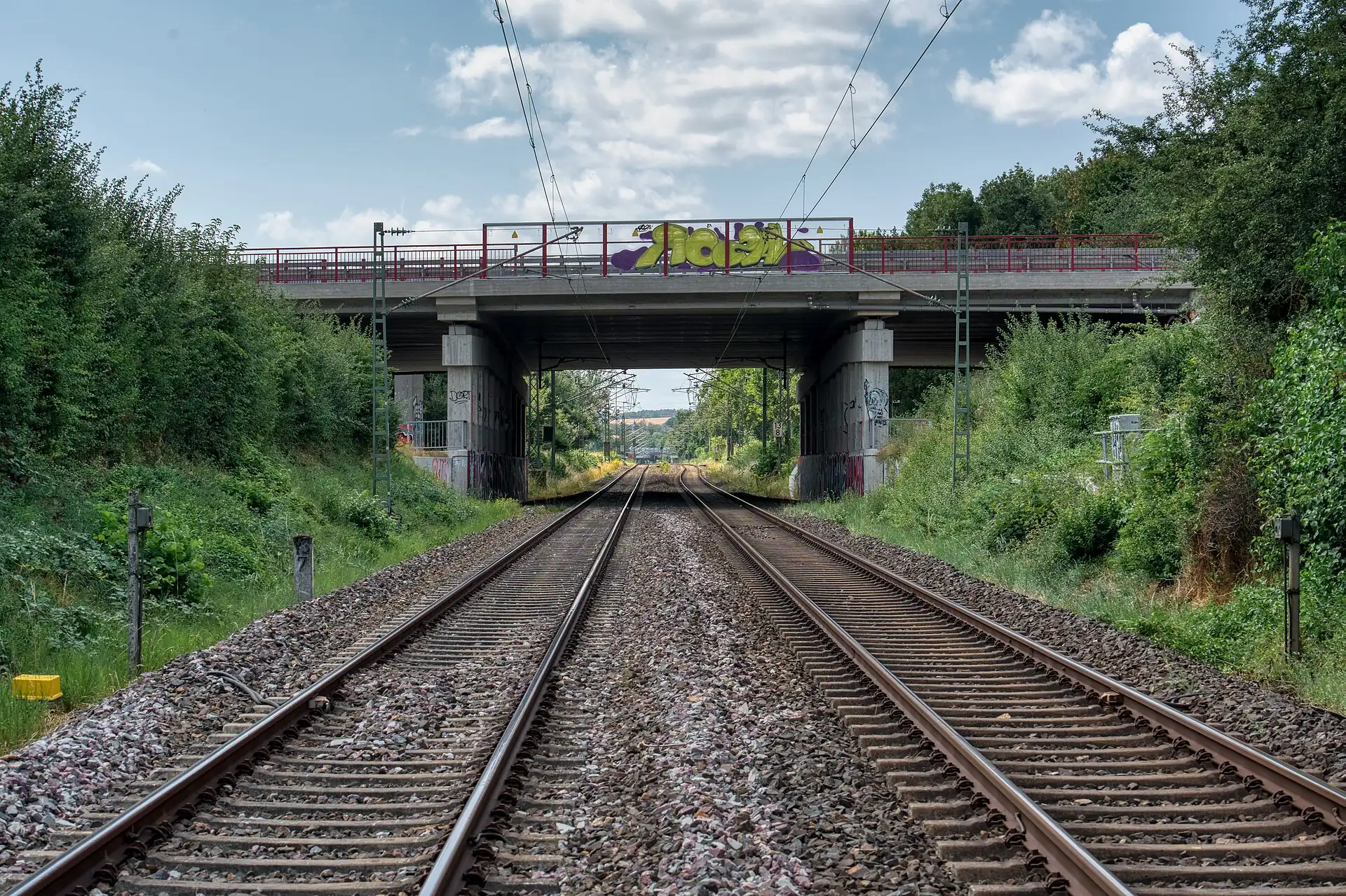 Main-Lahn-Bahn an der Brücke der B40 in Kriftel