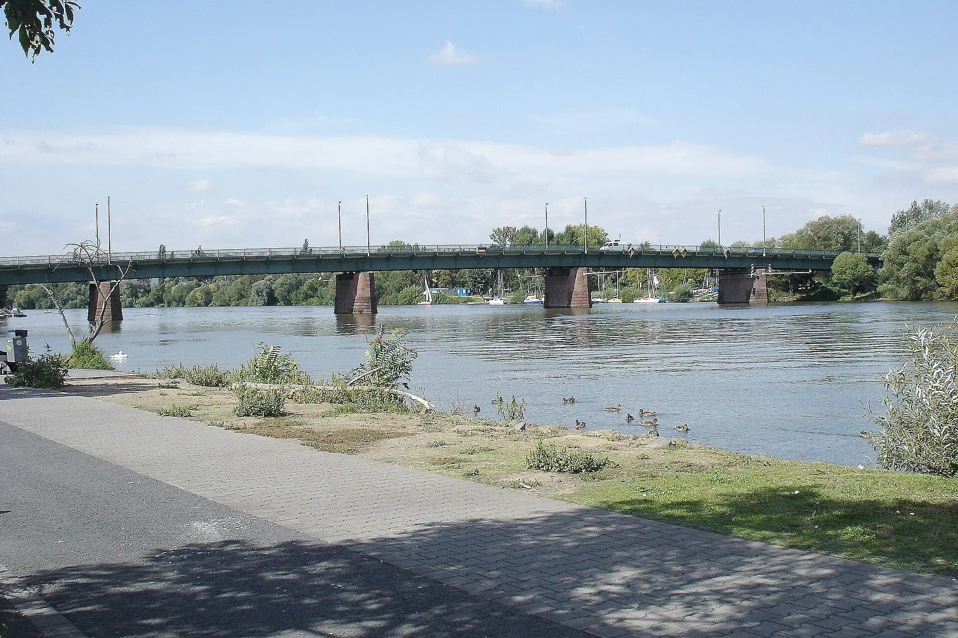 Main mit Carl-Ulrich-Brücke in Frankfurt Fechenheim