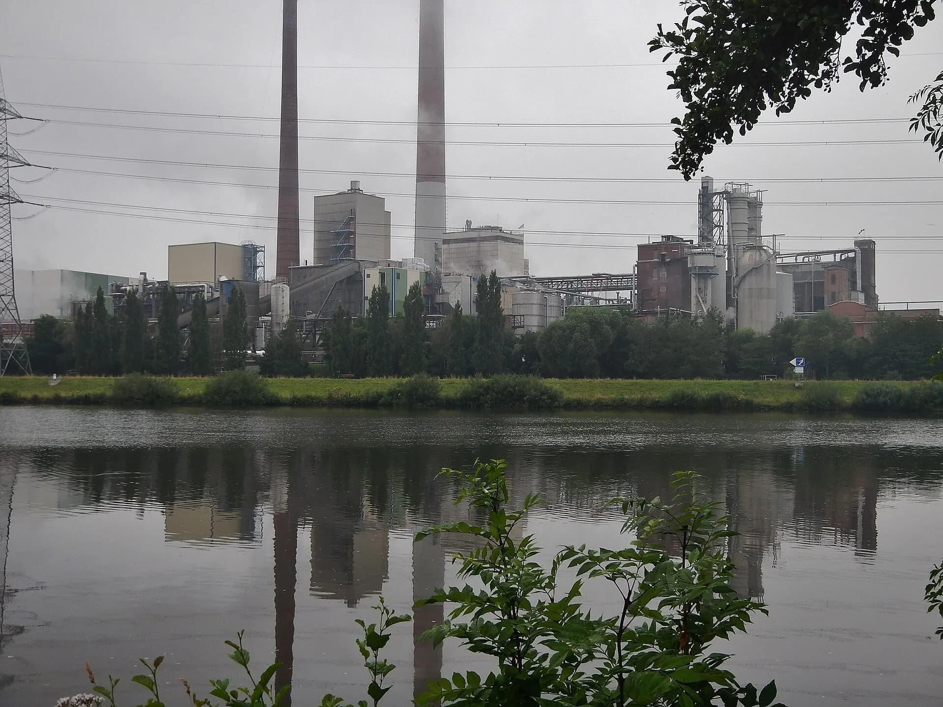Blick über den Main zur Papierfabrik in Stockstadt am Main