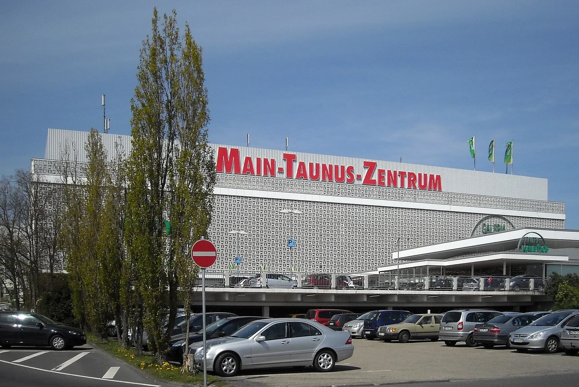 Eingangsbereich des Main-Taunus-Zentrums in Sulzbach (Taunus)