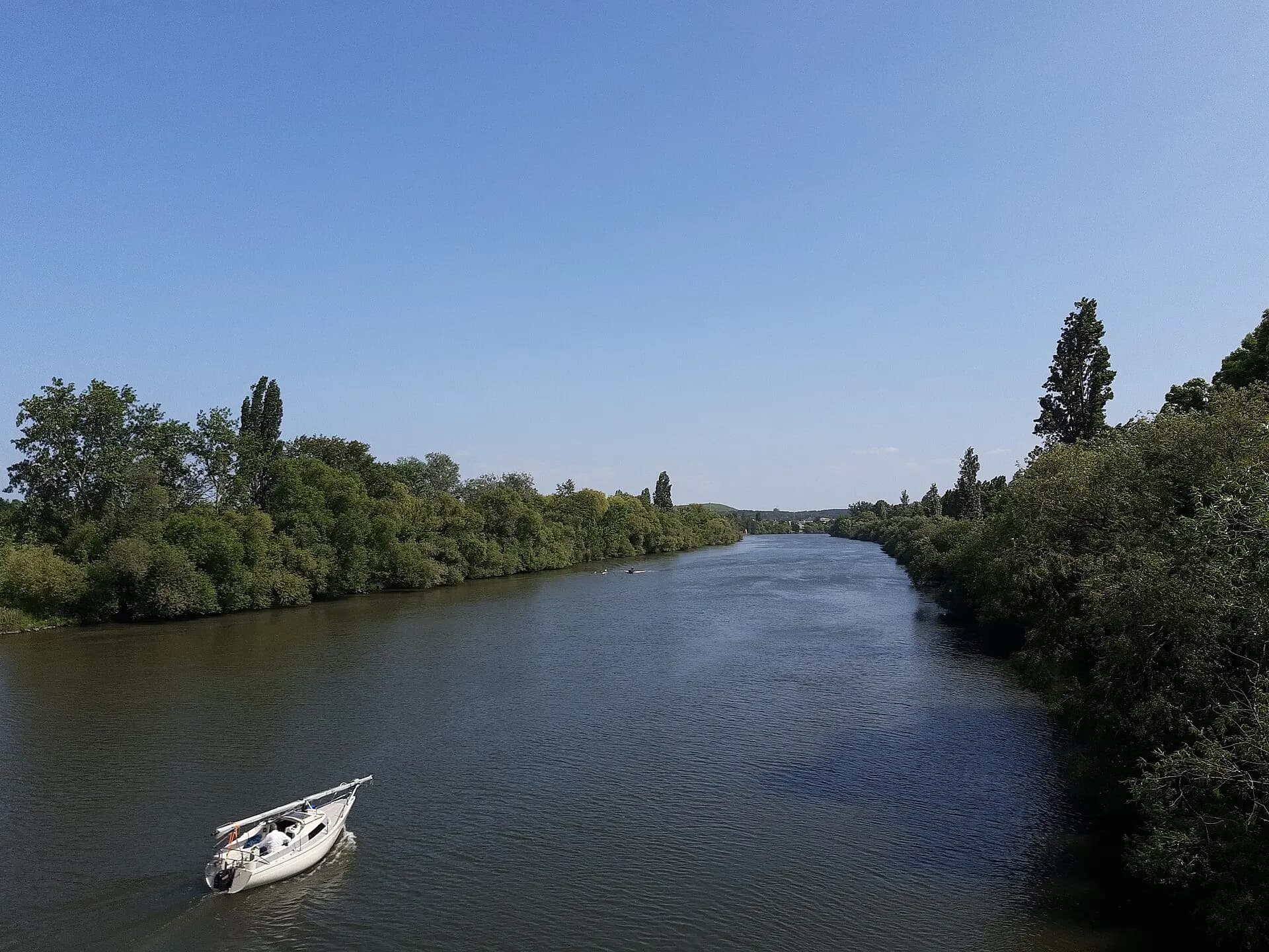 Blick vom Arthur-von-Weinberg-Steg auf den Main in Frankfurt Fechenheim
