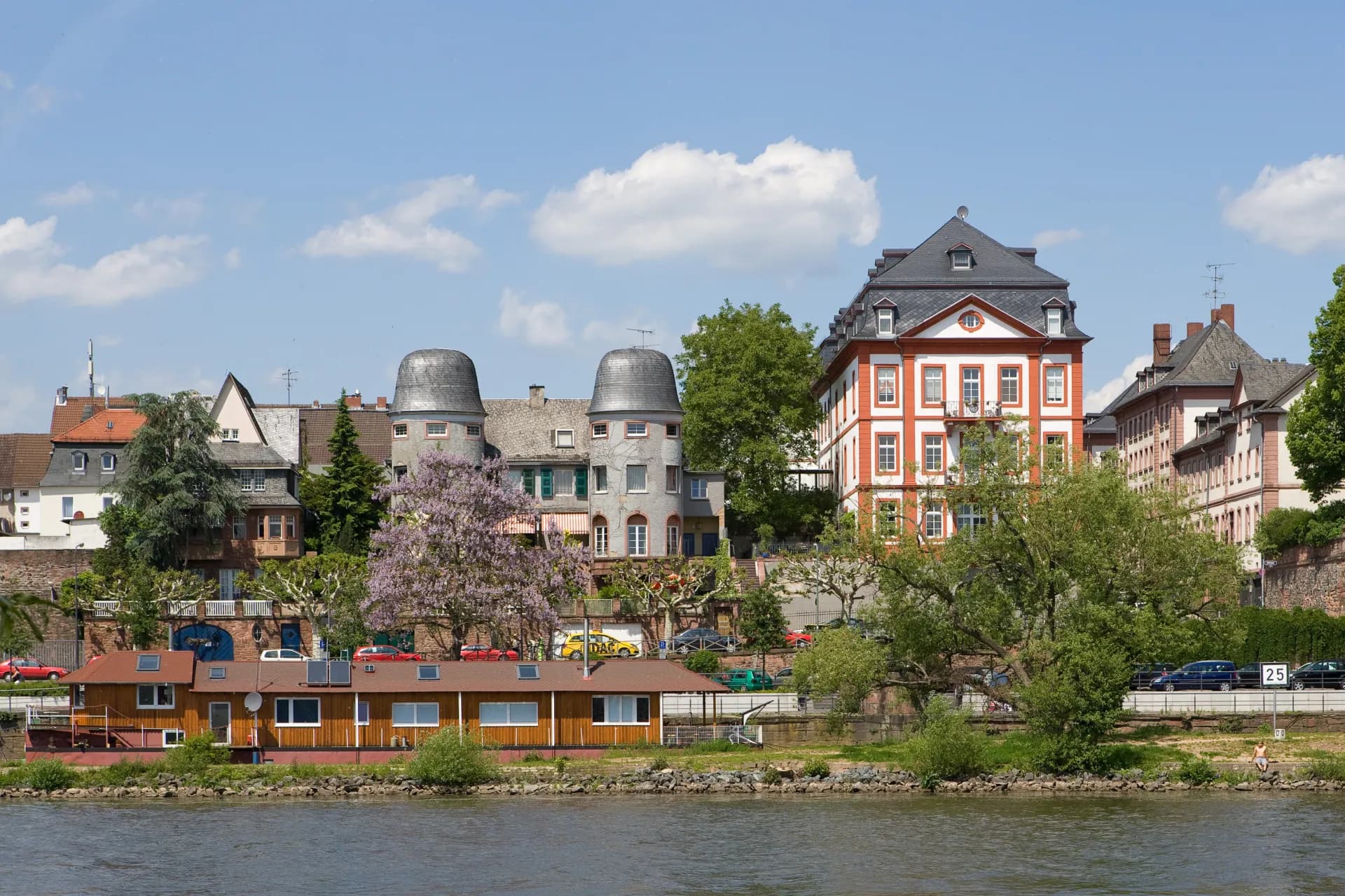 Bebauung am Mainberg über dem Main in Frankfurt Höchst