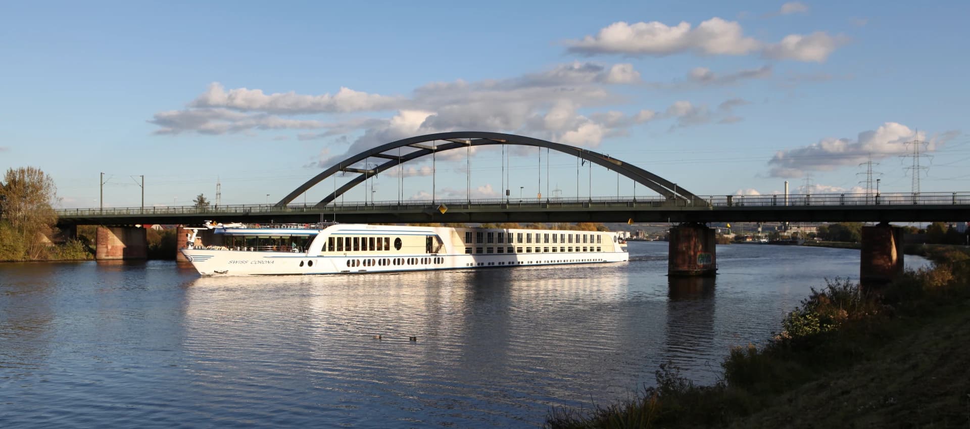 Mainbrücke mit Flusskreuzfahrtschiff in Stockstadt am Main