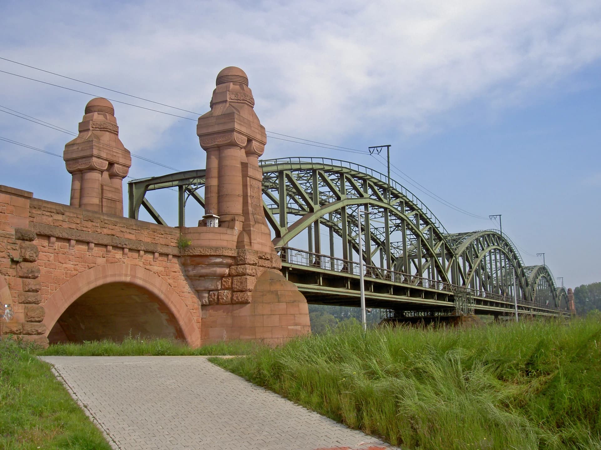 Portal der Mainbrücke von Ginsheim-Gustavsburg