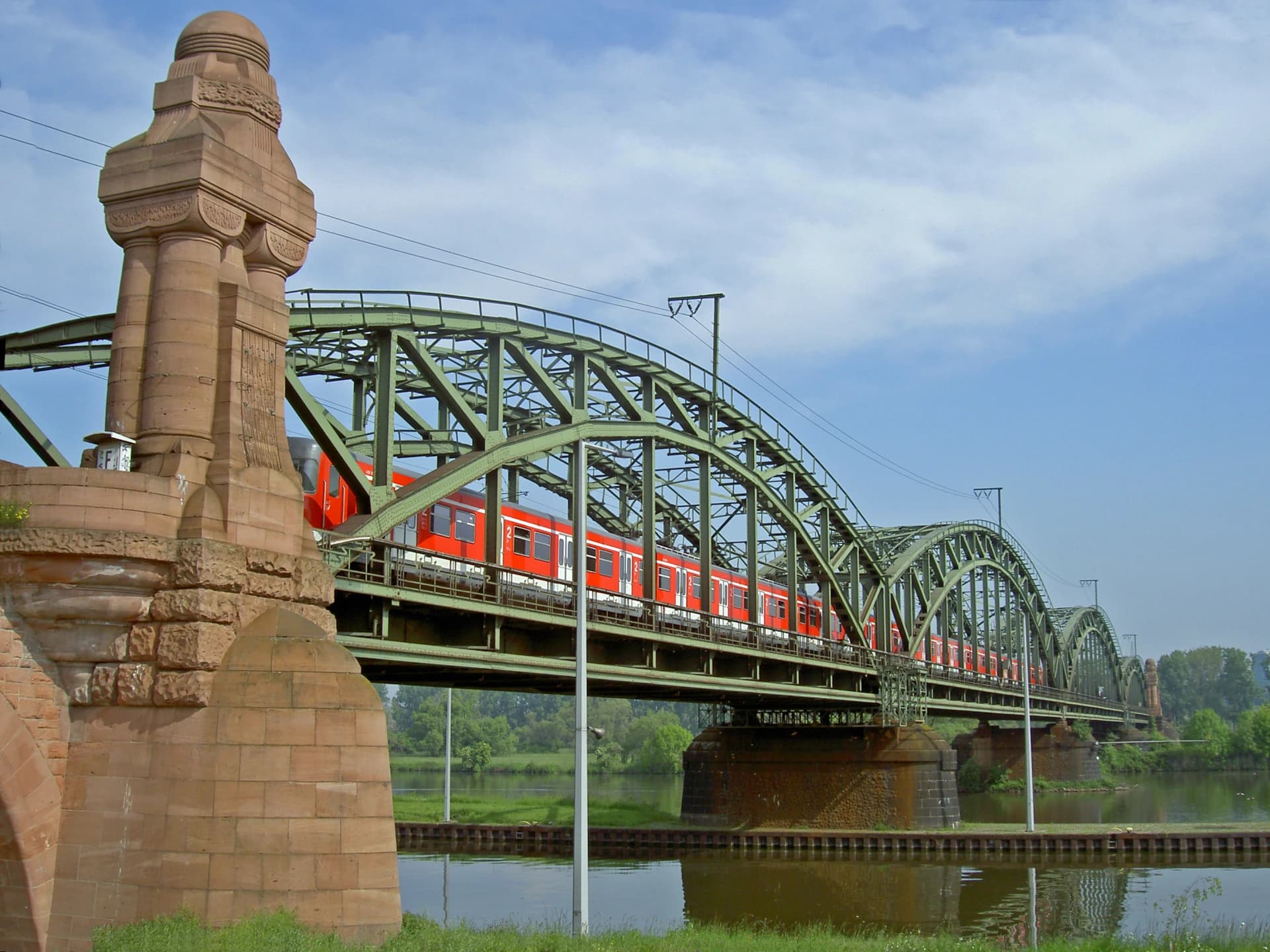 S-Bahn auf der Mainbrücke von Ginsheim-Gustavsburg