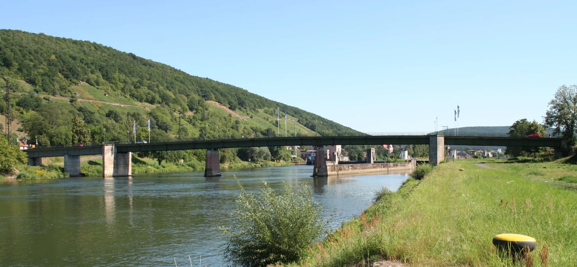 Mainbrücke zwischen den bewaldeten Hängen in Klingenberg am Main
