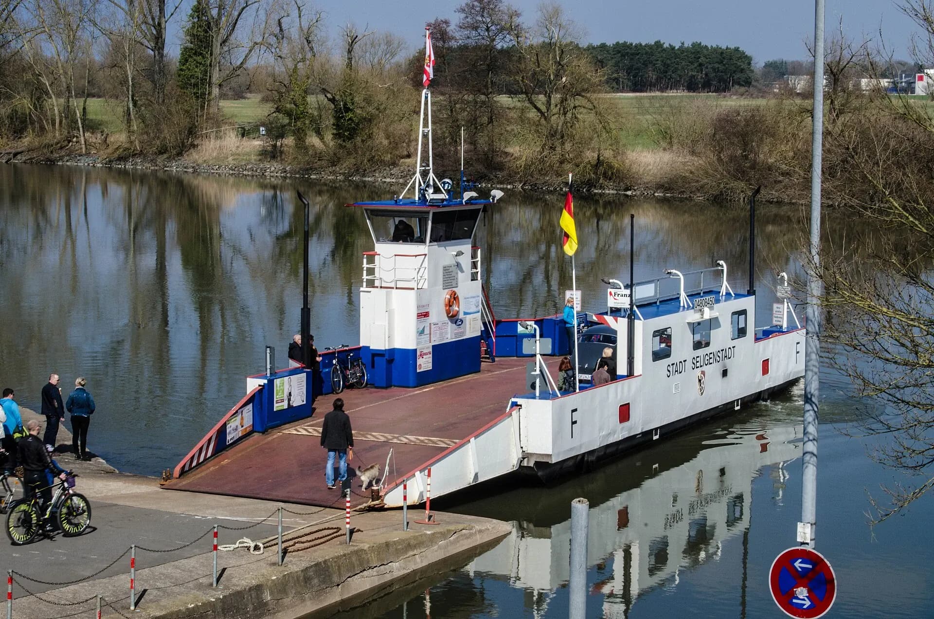 Mainfähre am Anleger in Seligenstadt