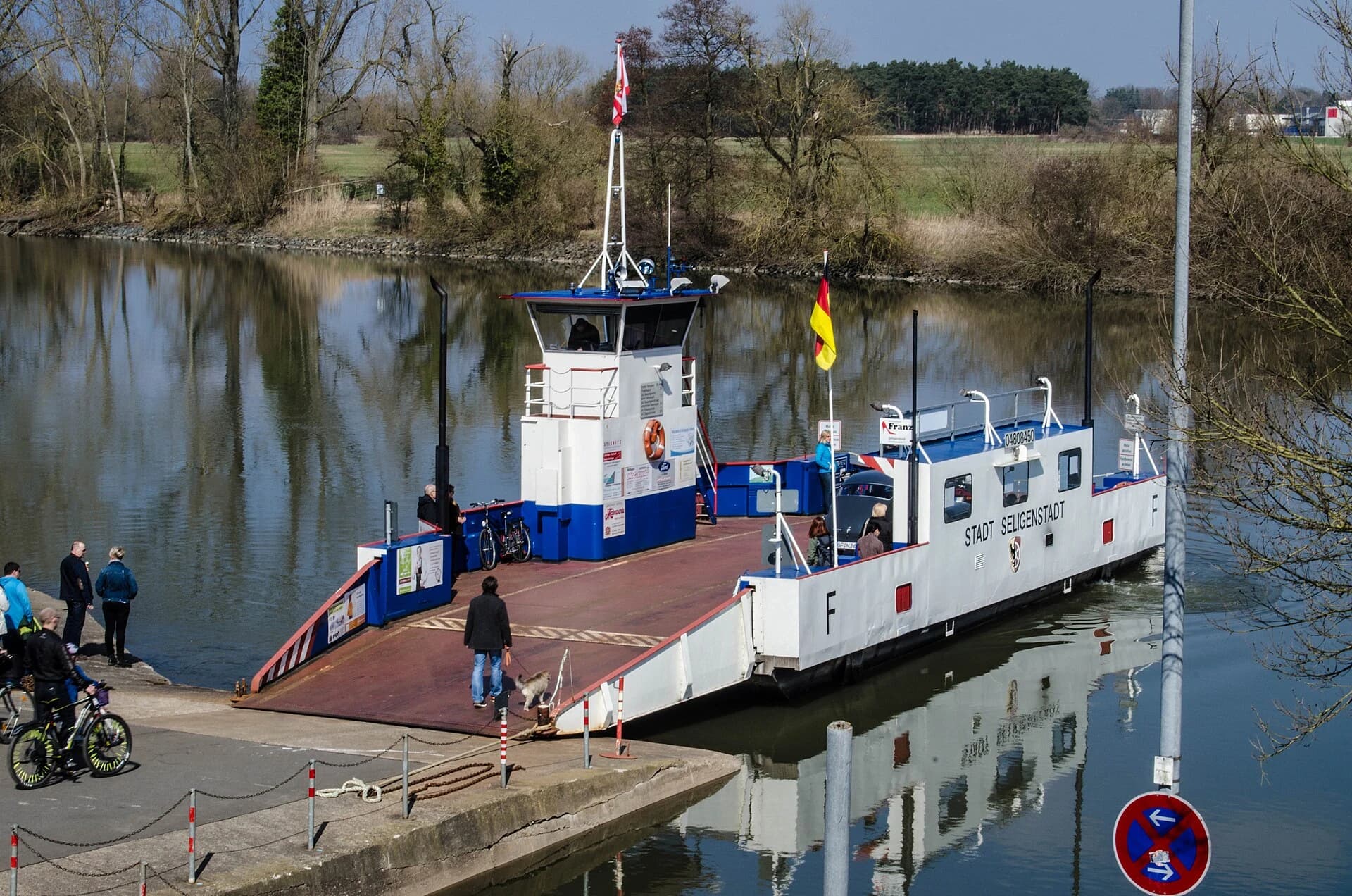 Mainfähre am Anleger in Seligenstadt