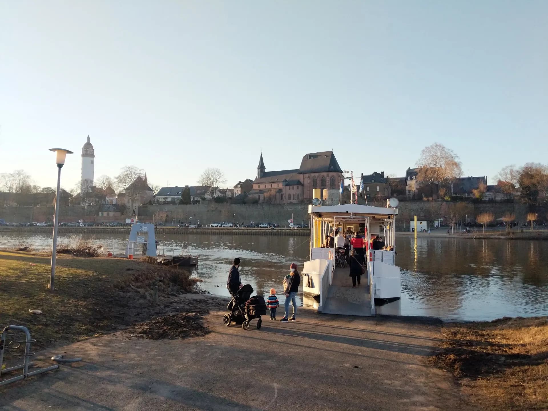 Mainfähre mit Blick auf die Altstadt von Frankfurt Höchst