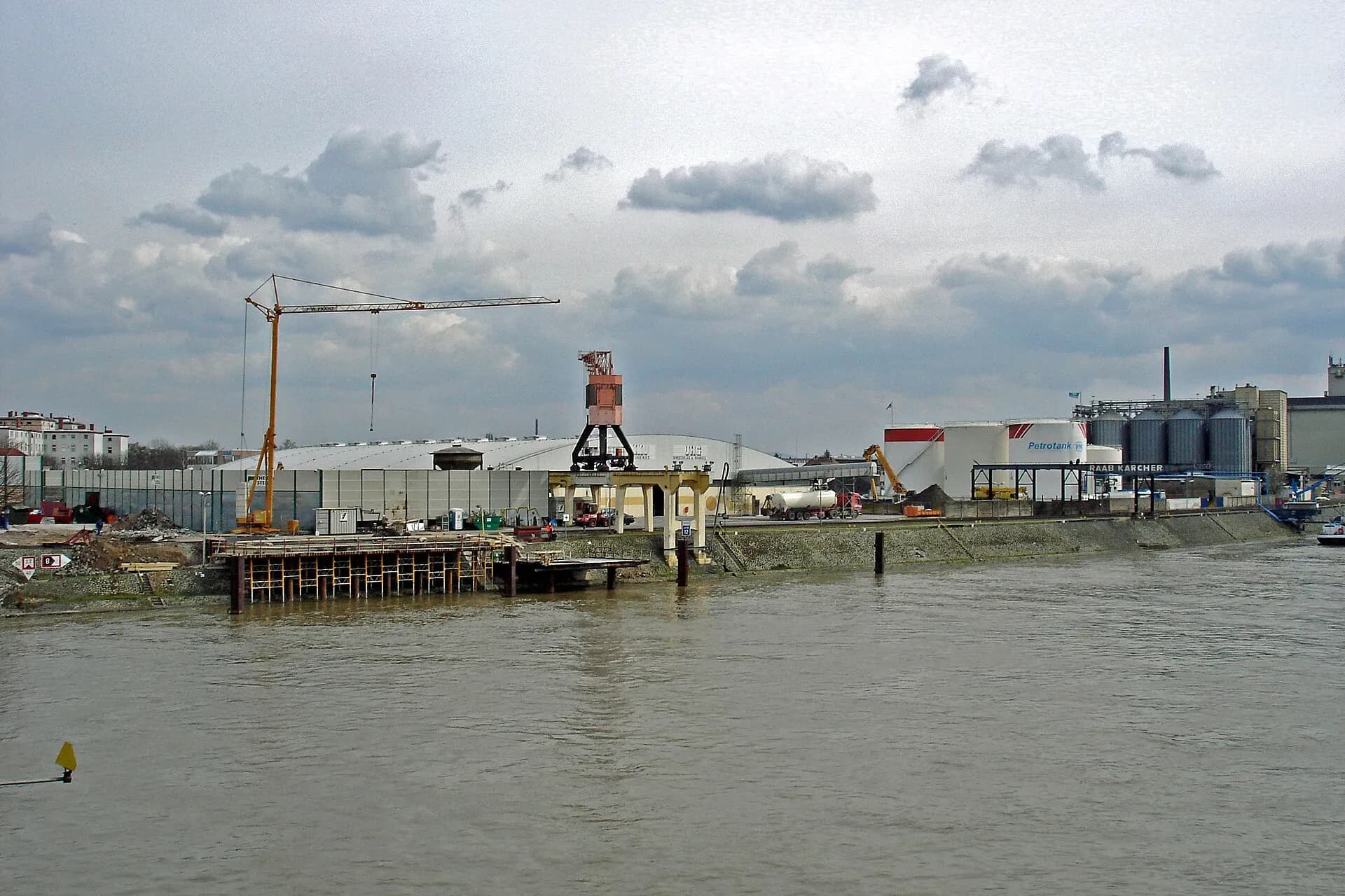 Kaianlage mit Verladekran im Mainhafen Hanau