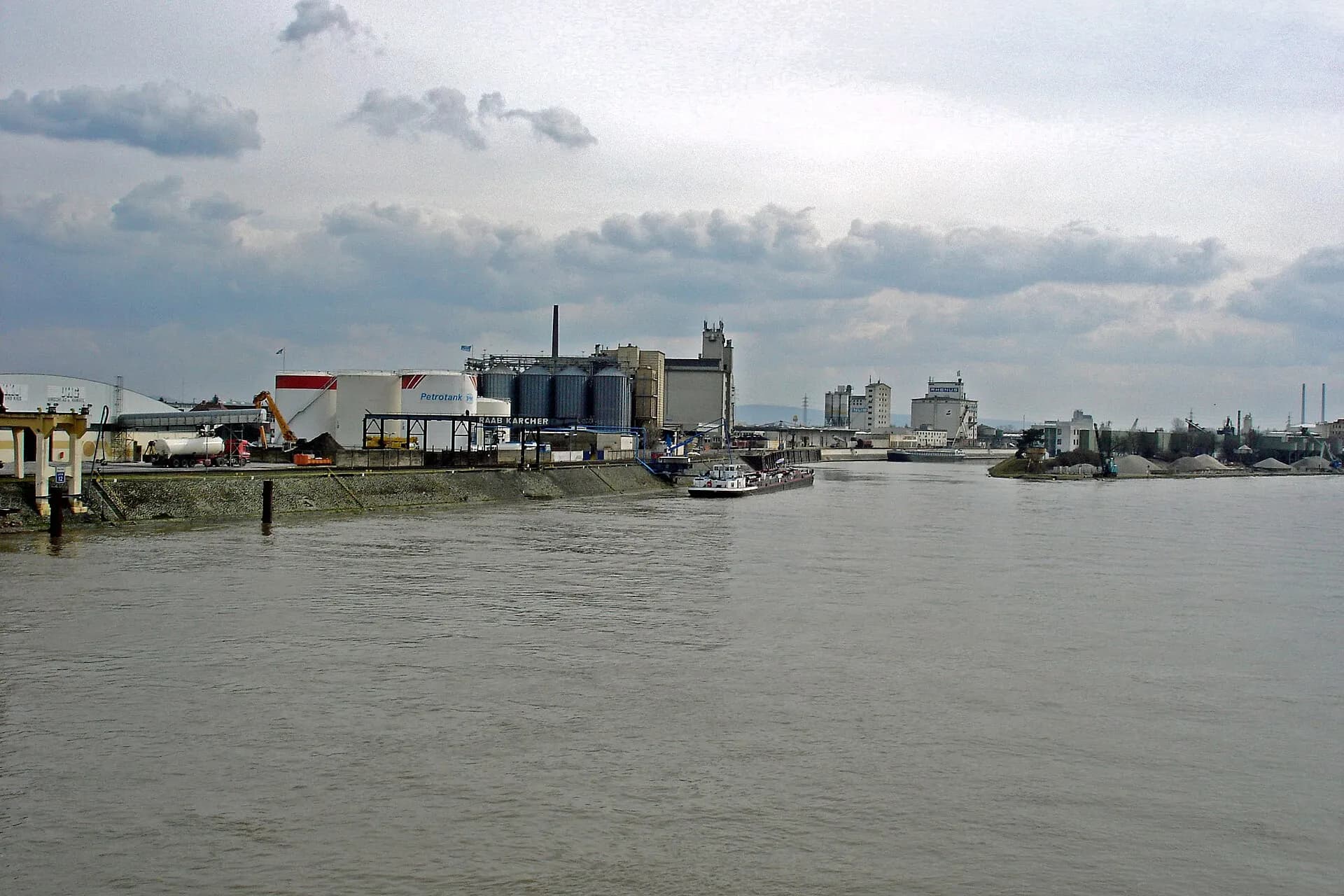 Blick über den Main auf die Hafenanlagen in Hanau