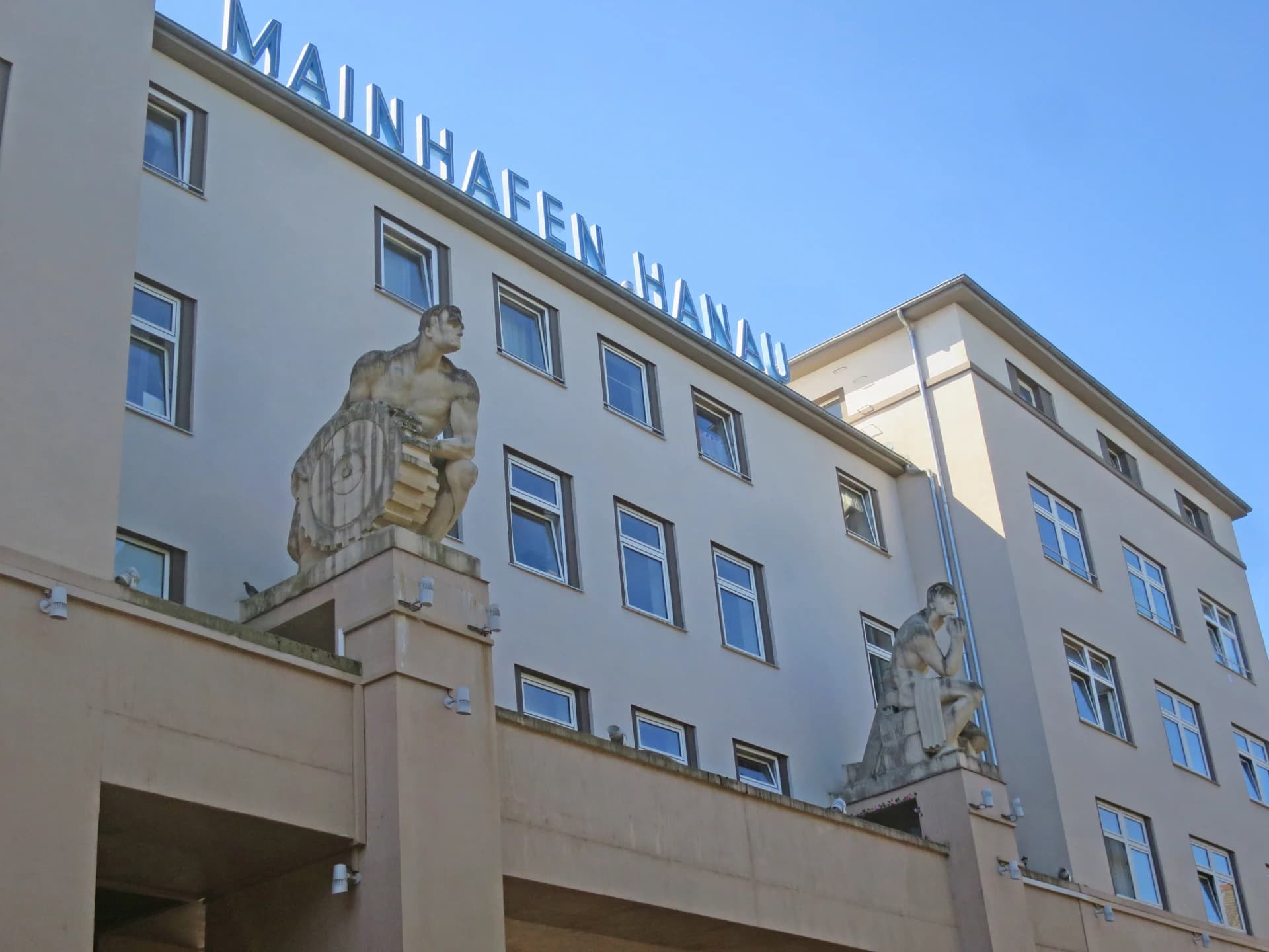 Portalgebäude des Mainhafens in Hanau