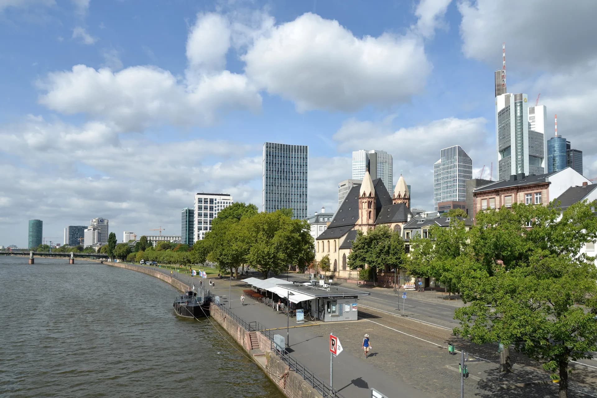 Mainkai mit Skyline in der Frankfurter Altstadt