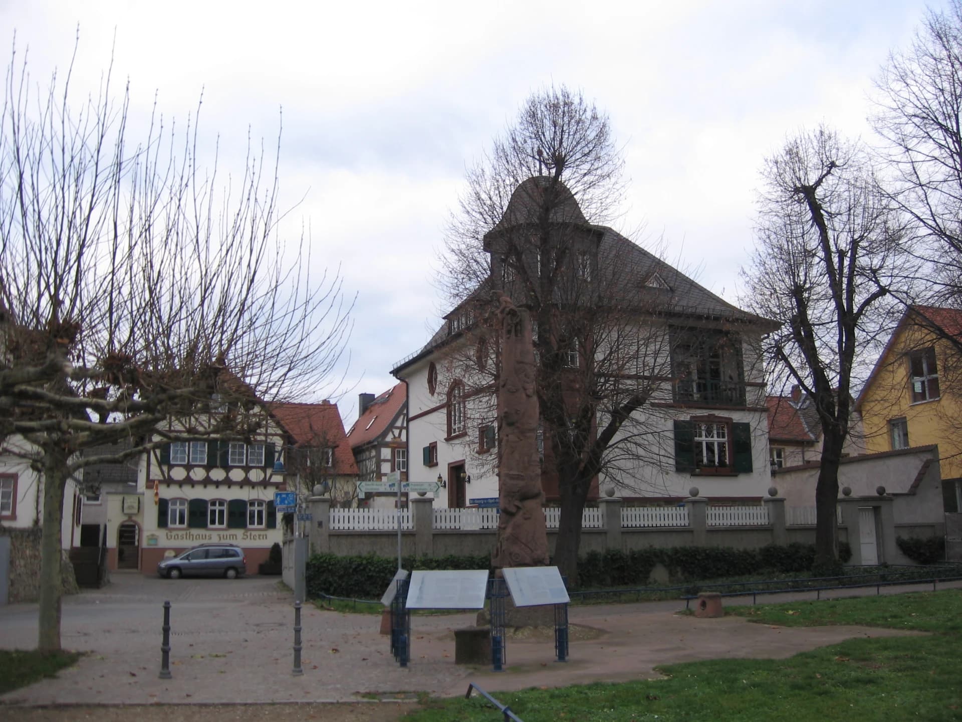 Mainstein-Skulptur und Gasthaus zum Stern in Flörsheim am Main