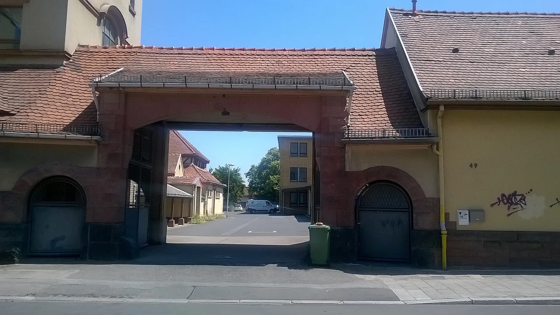 Durchfahrt am Badehaus in der Mainstraße in Offenbach-Ost