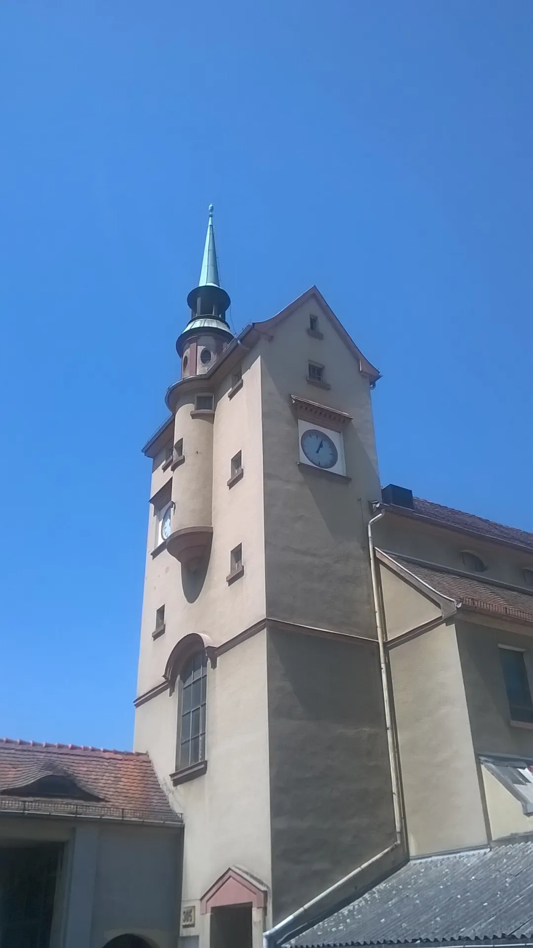 Uhrturm der Mainstraße 169 in Offenbach-Ost von der Seite