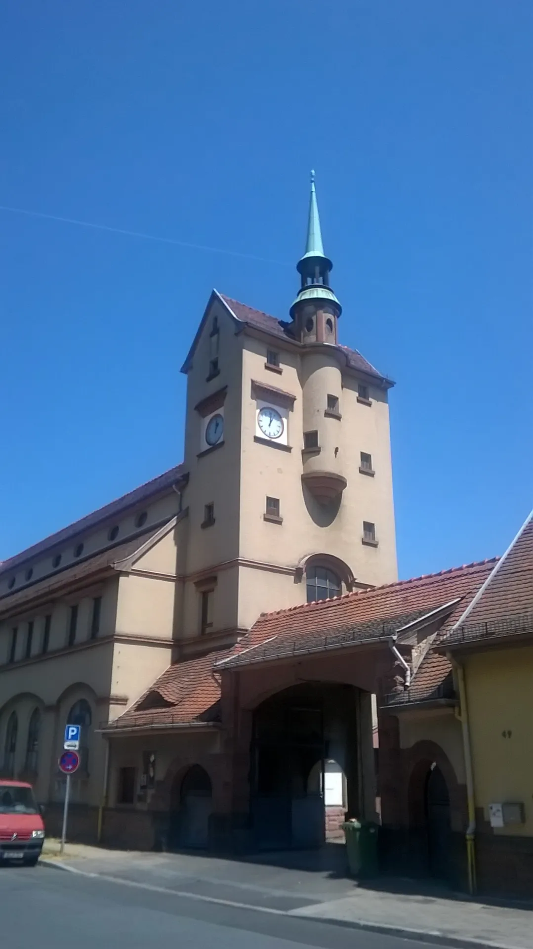 Uhrturm des Sozialgebäudes in der Mainstraße in Offenbach-Ost