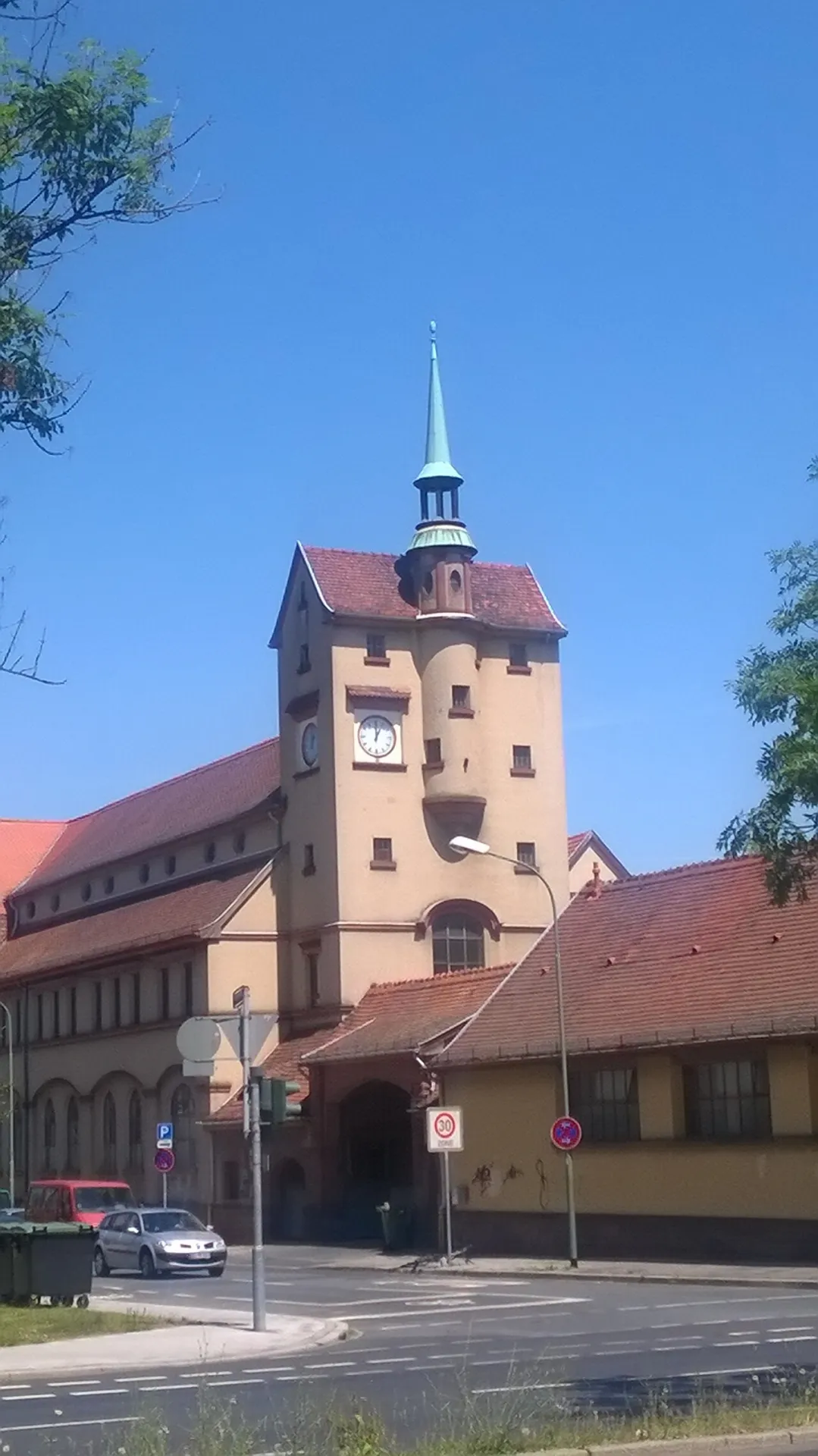 Sozialgebäude und Badehaus in der Mainstraße in Offenbach-Ost