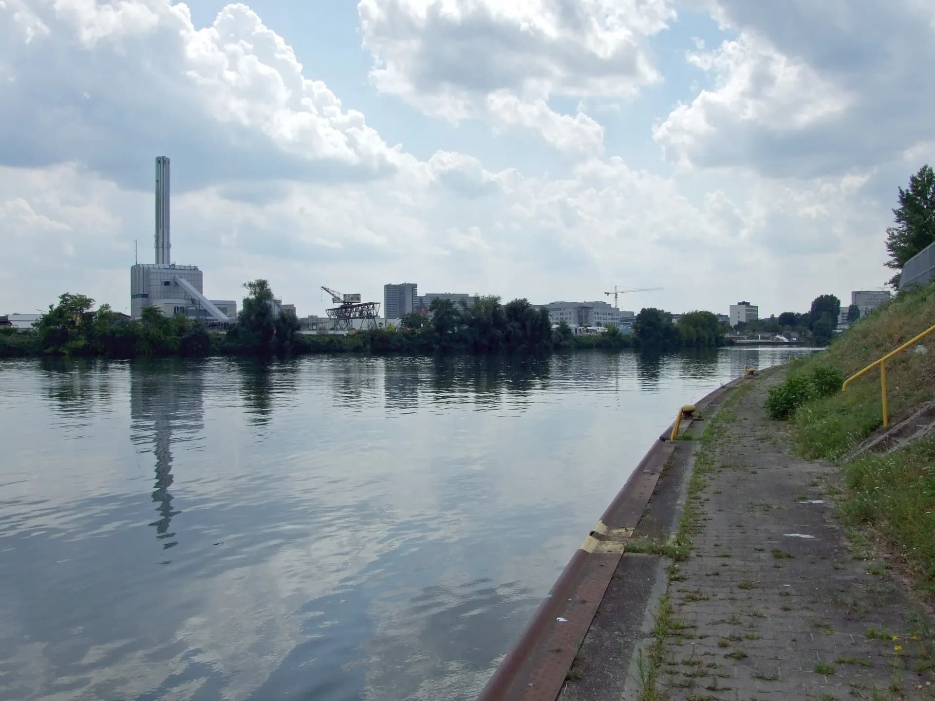 Mainufer am Hafen in Offenbach-Hafen