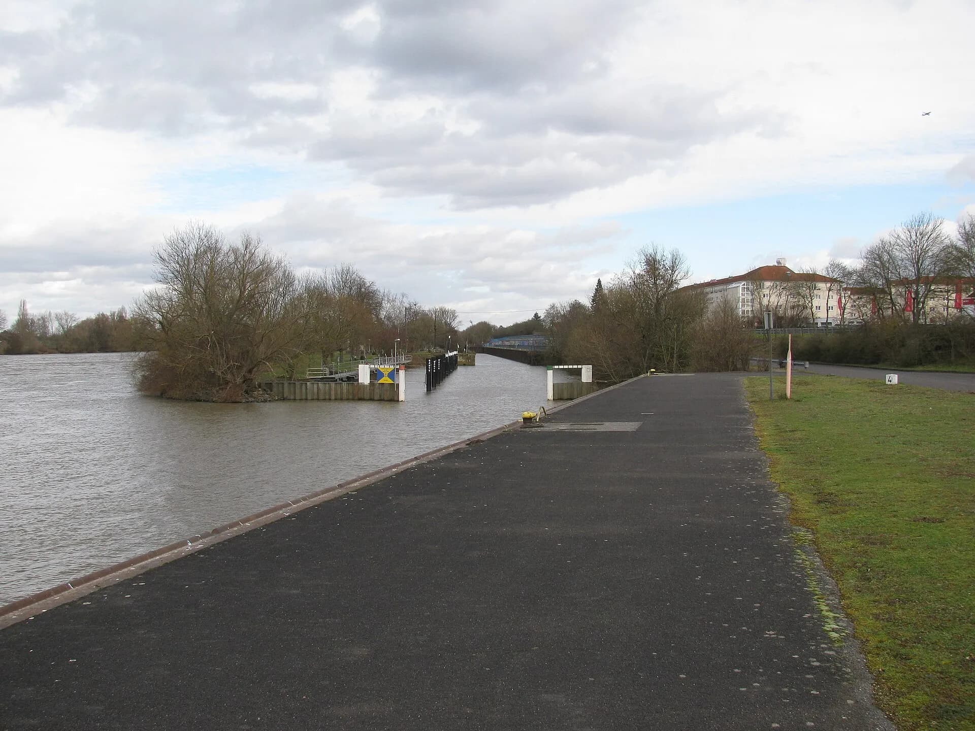 Mainufer am Hafen in Raunheim