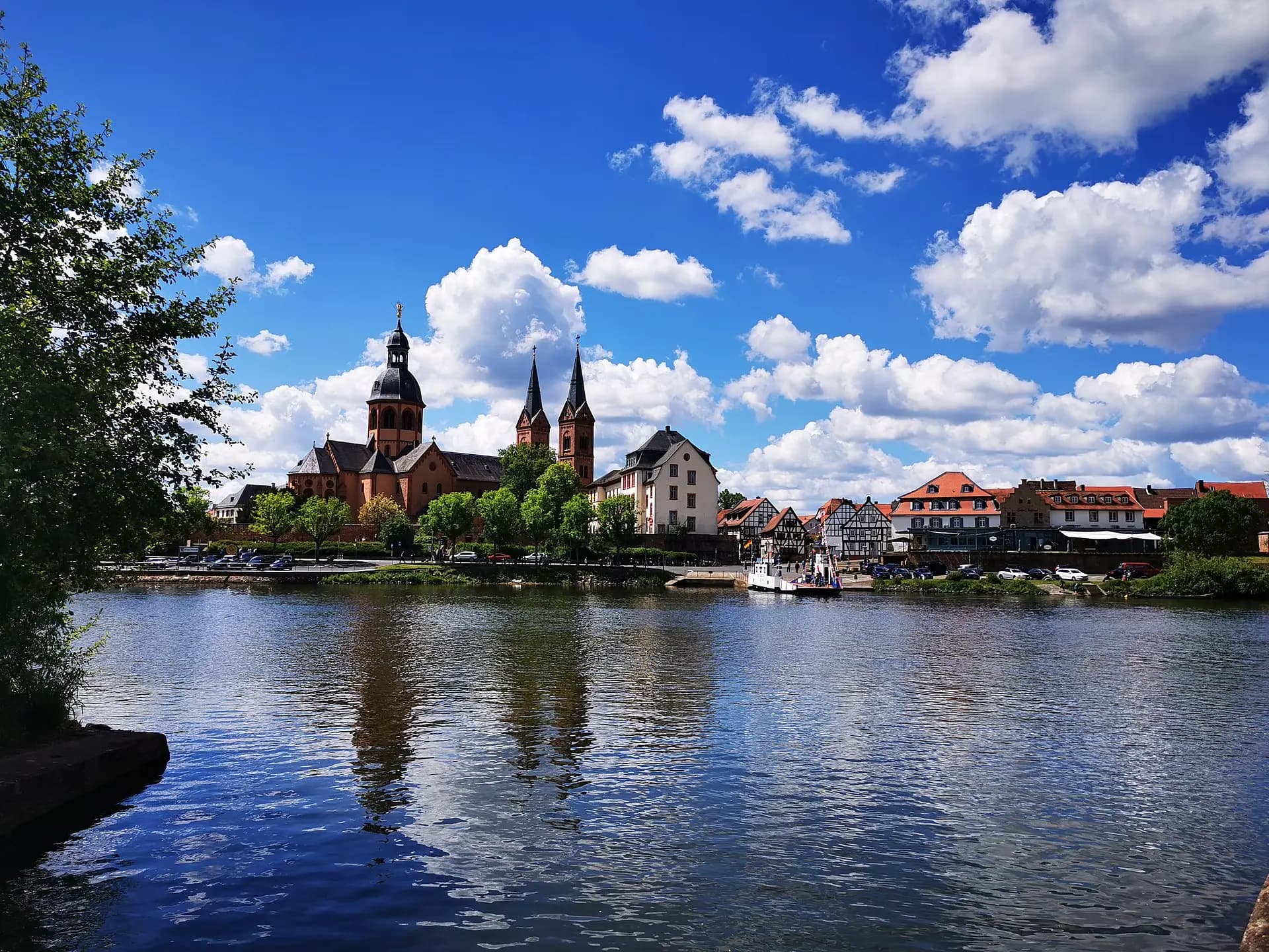 Mainufer mit Altstadtsilhouette in Seligenstadt