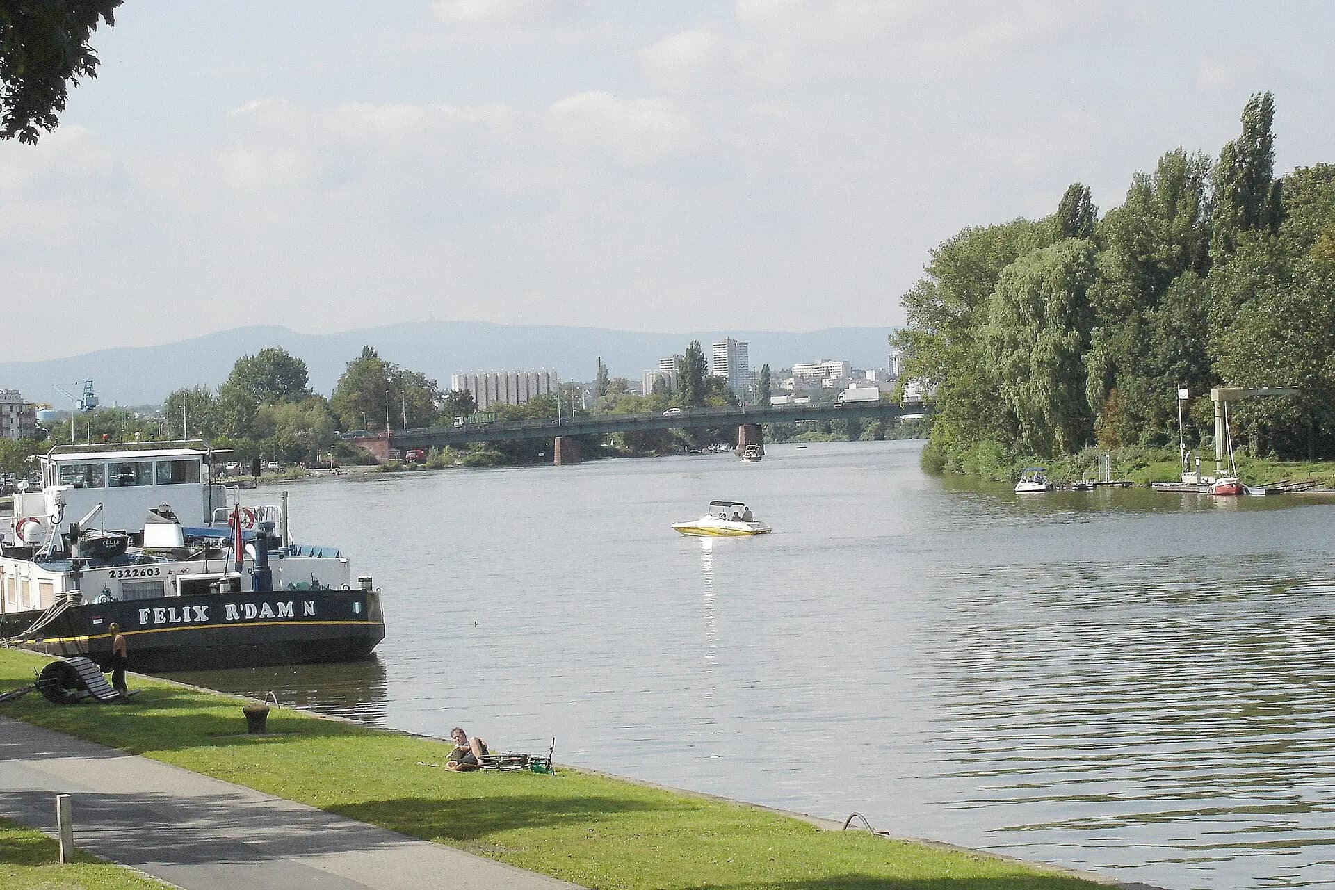 Mainufer mit Frachtschiff in Frankfurt Fechenheim